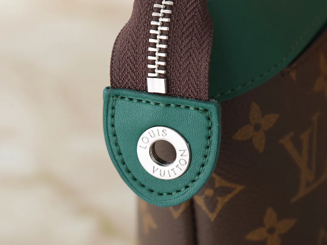 Louis Vuitton Pochette Voyage Souple M13199 - Image 8