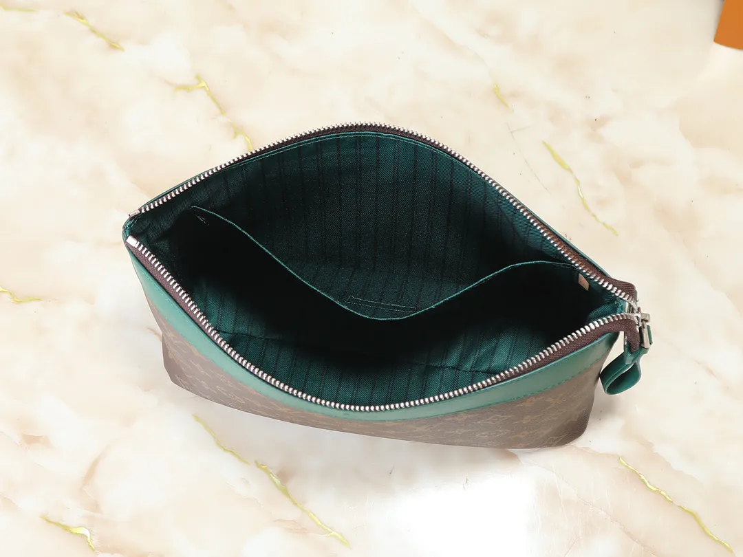 Louis Vuitton Pochette Voyage Souple M13199 - Image 11