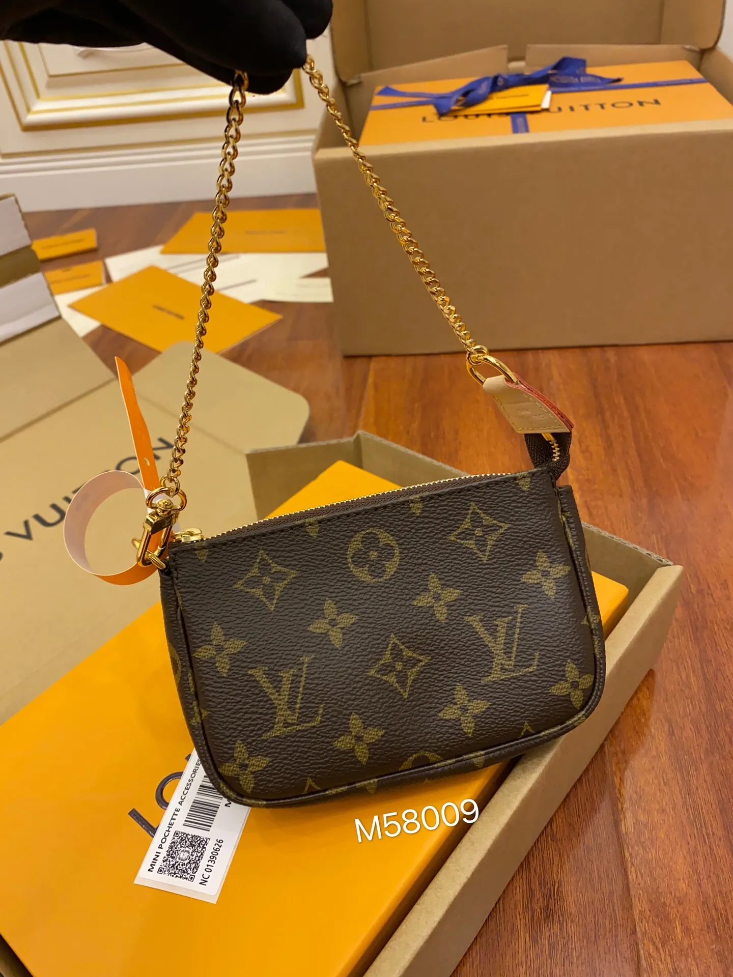 Alternative view of Louis Vuitton Mini Pochette Accessoires M58009
