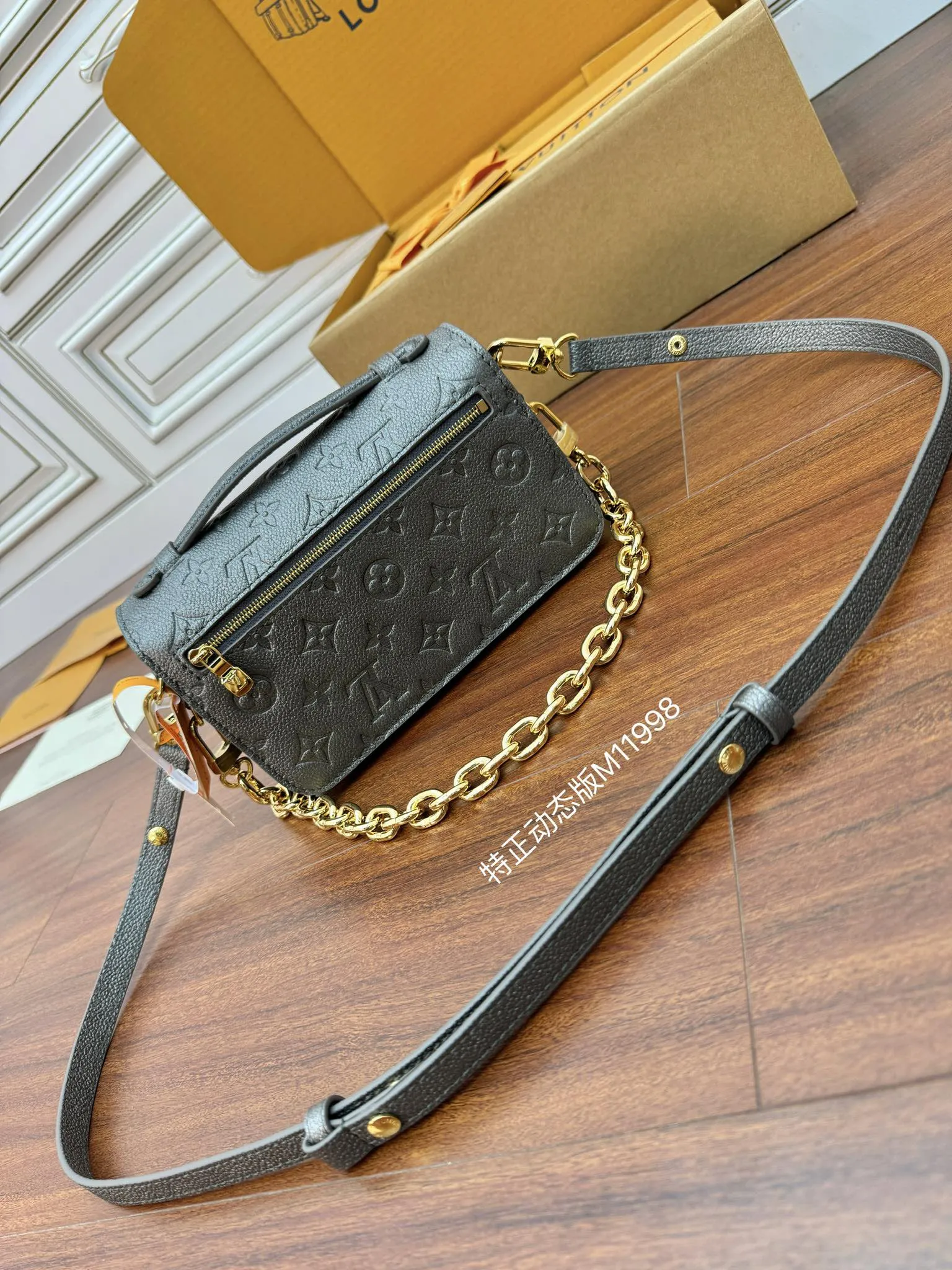 Louis Vuitton Pochette Métis East West M11998 - Image 5