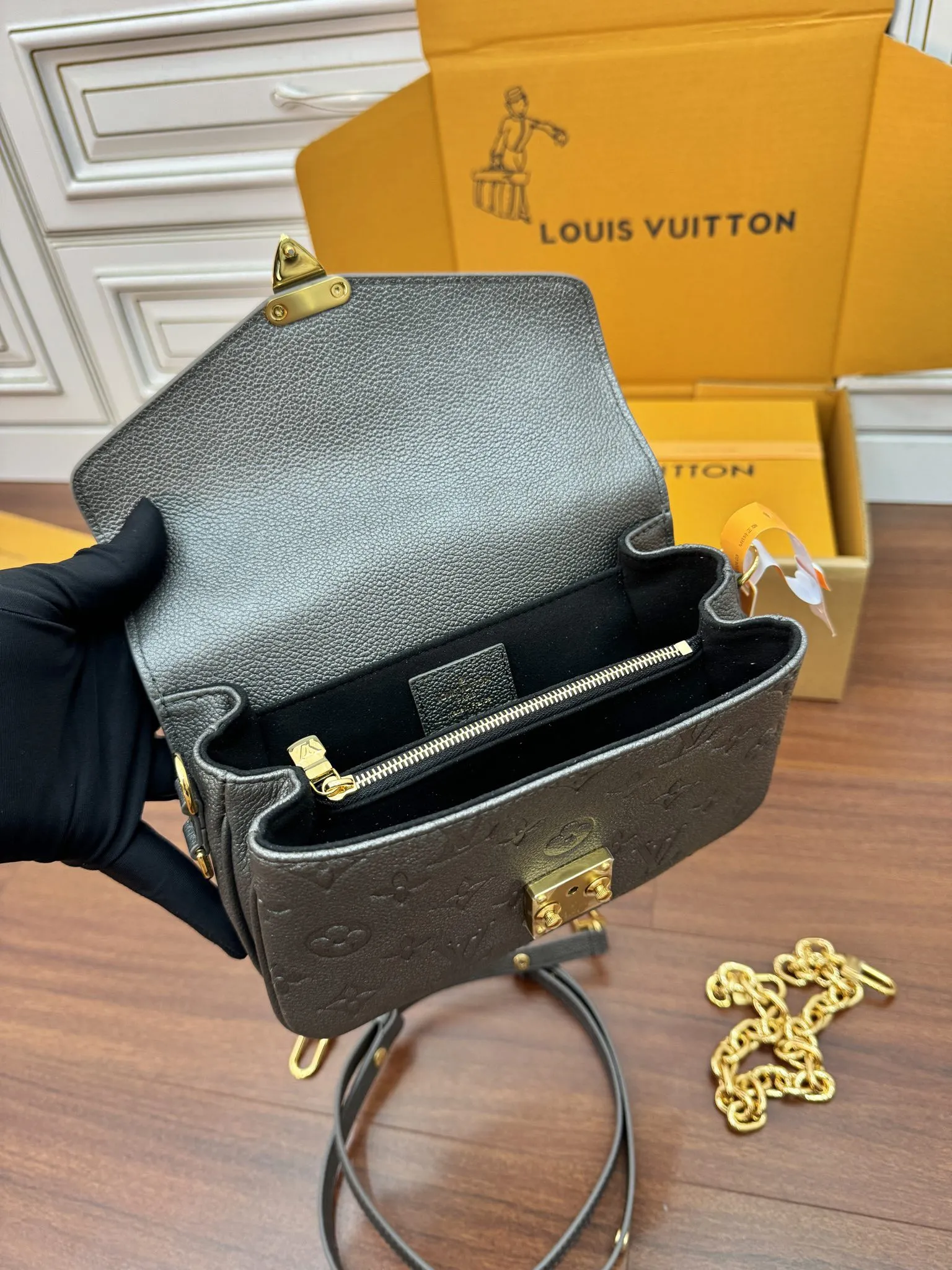 Louis Vuitton Pochette Métis East West M11998 - Image 6