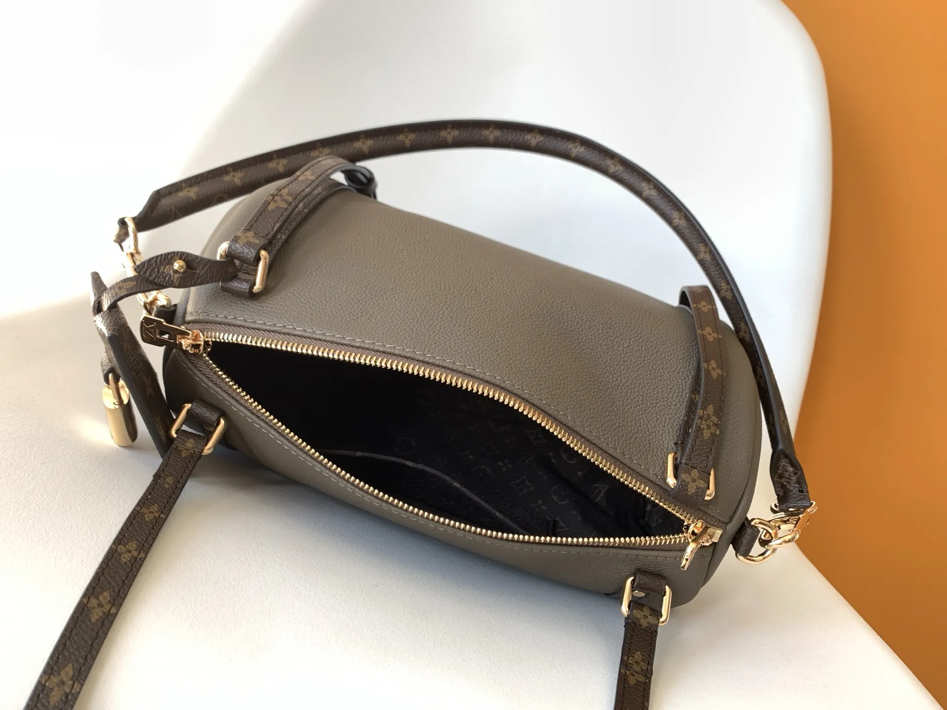 Louis Vuitton Express PM M26360 - Image 7