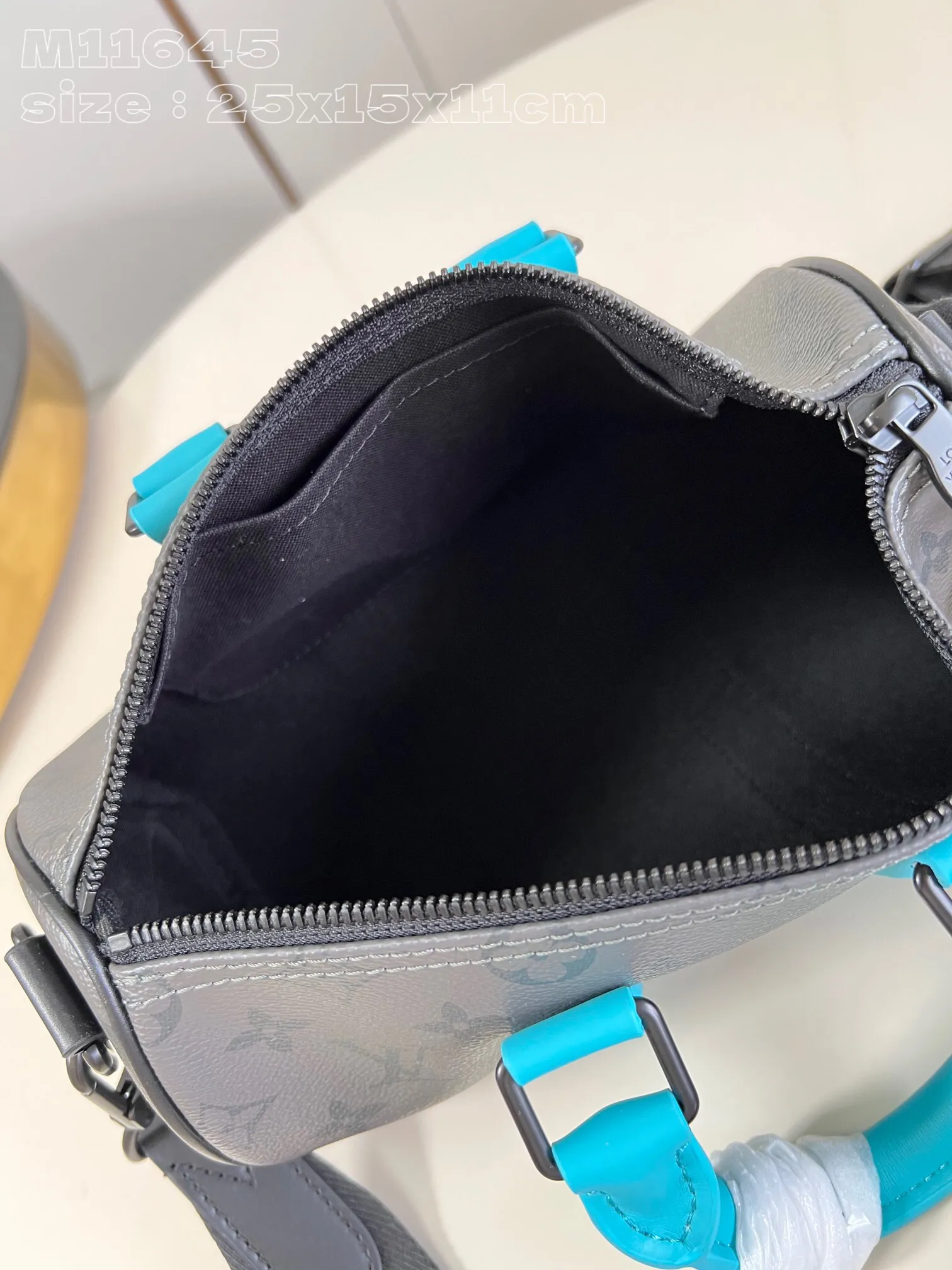 Alternative view of Louis Vuitton Keepall Bandoulière 25 M11645