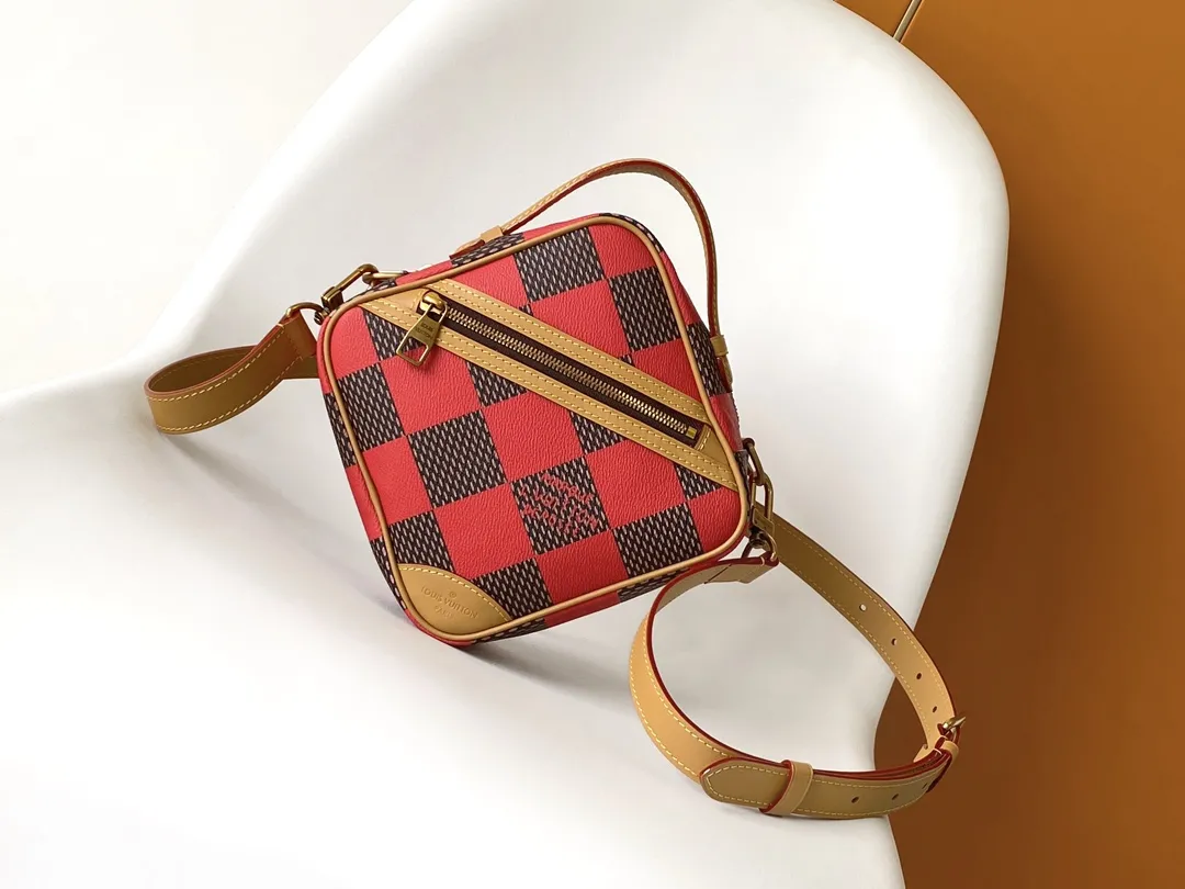 Alternative view of Louis Vuitton Chess Messenger N40561