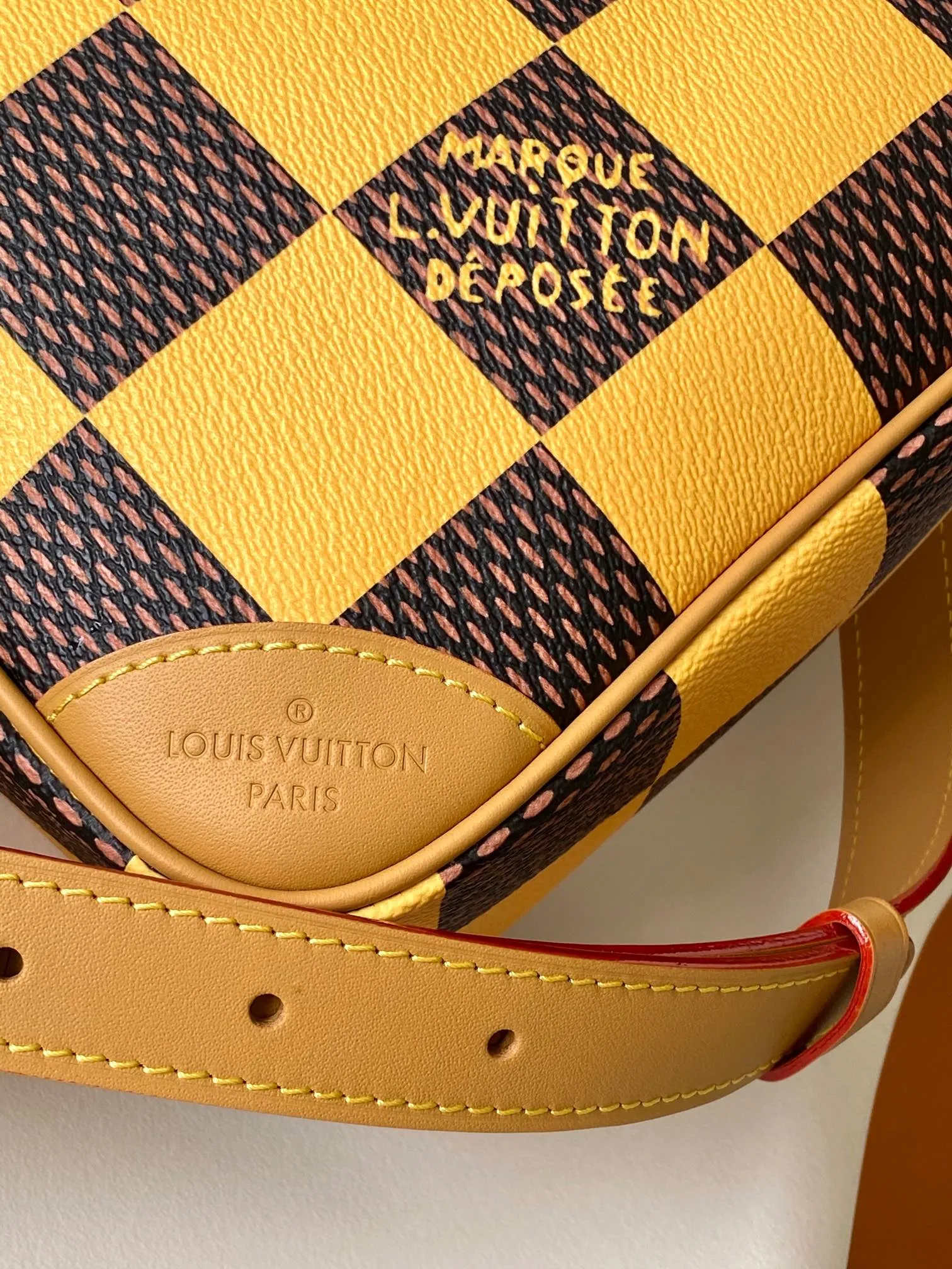 Alternative view of Louis Vuitton Chess Messenger N40562