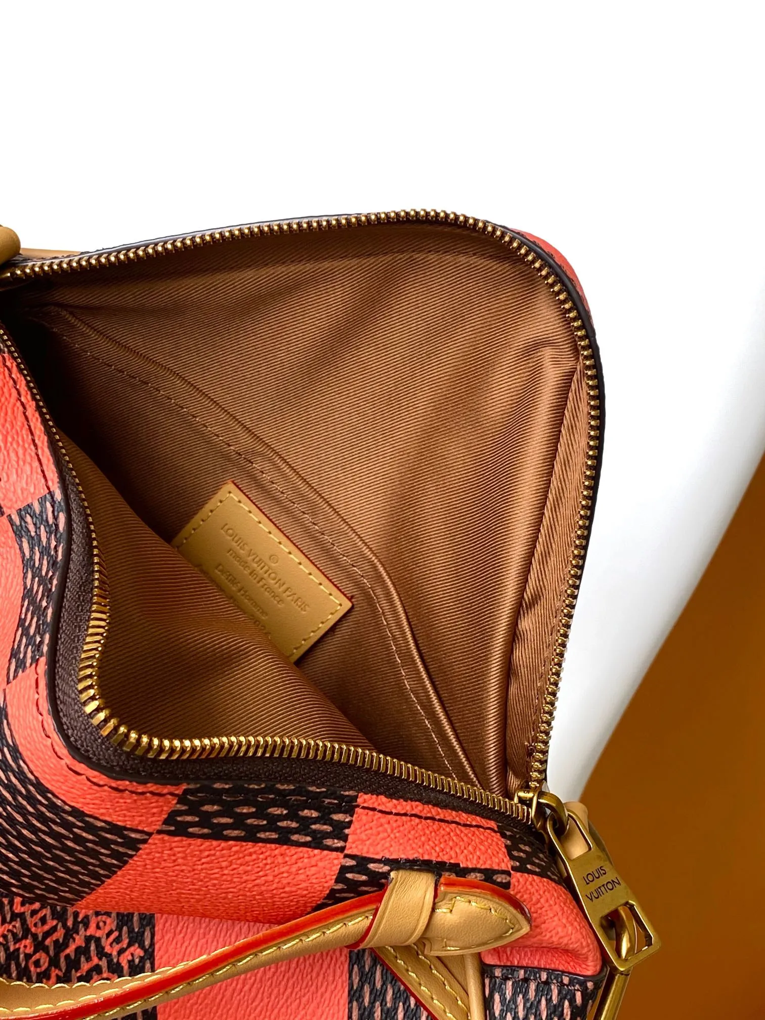 Alternative view of Louis Vuitton Chess Messenger N40548