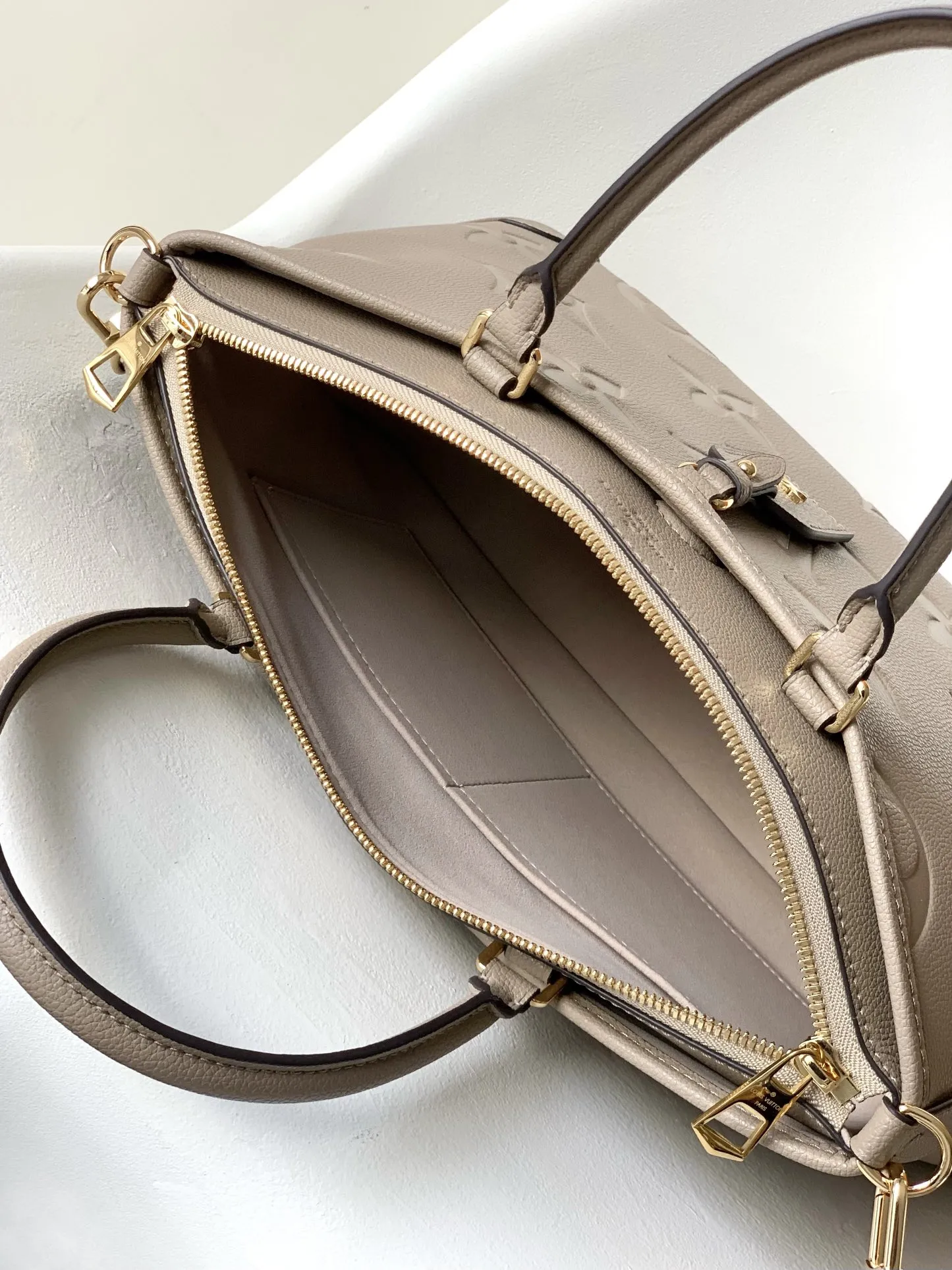 Alternative view of Louis Vuitton Trianon MM M46504