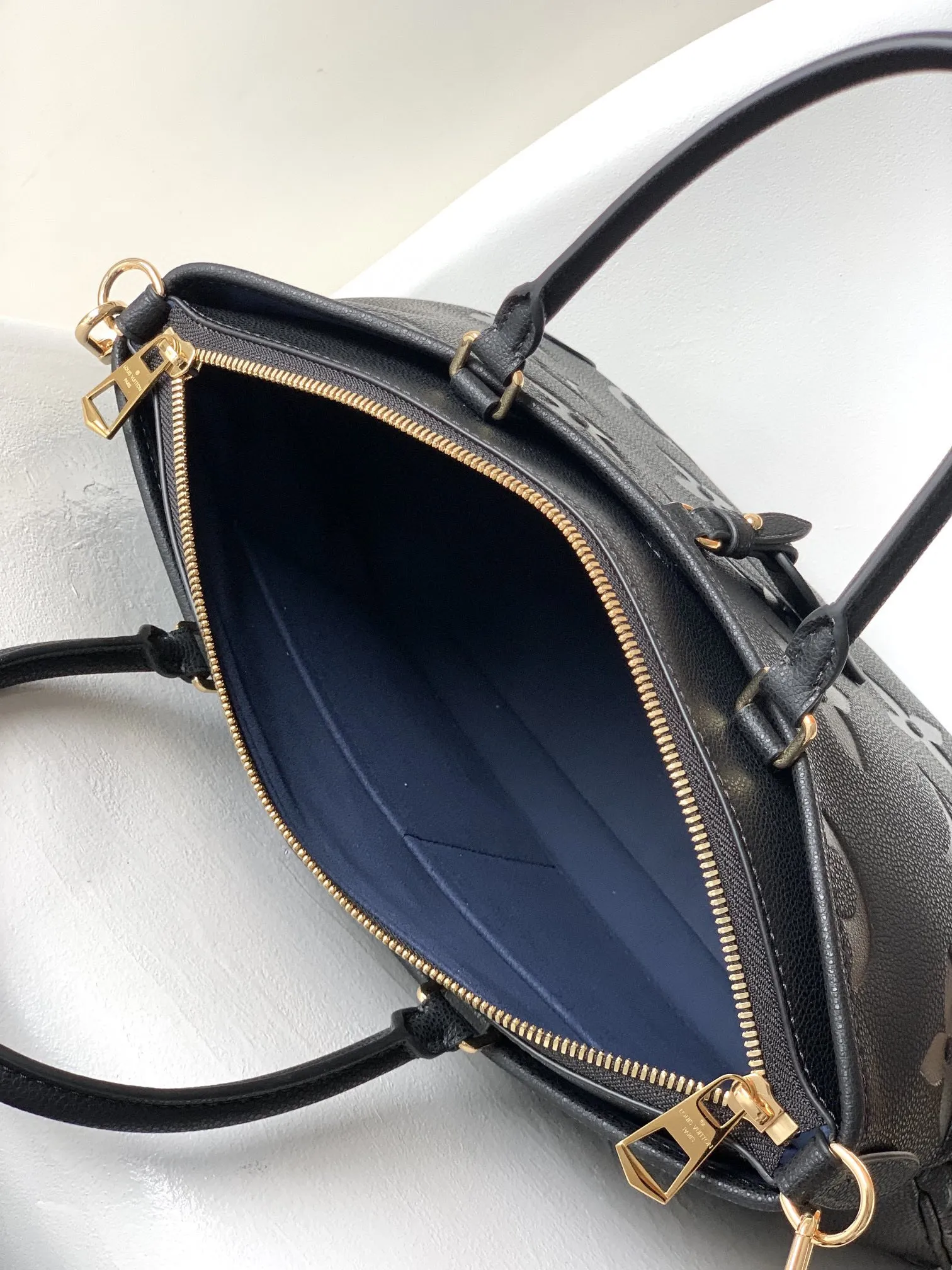 Alternative view of Louis Vuitton Trianon MM M46487