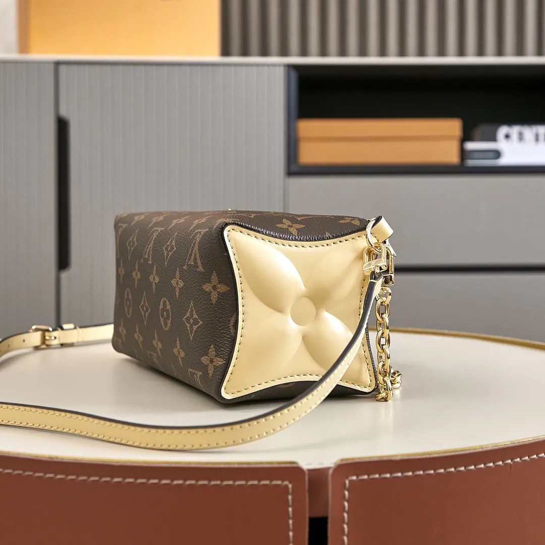 Alternative view of Louis Vuitton Bloom Pouch M11672