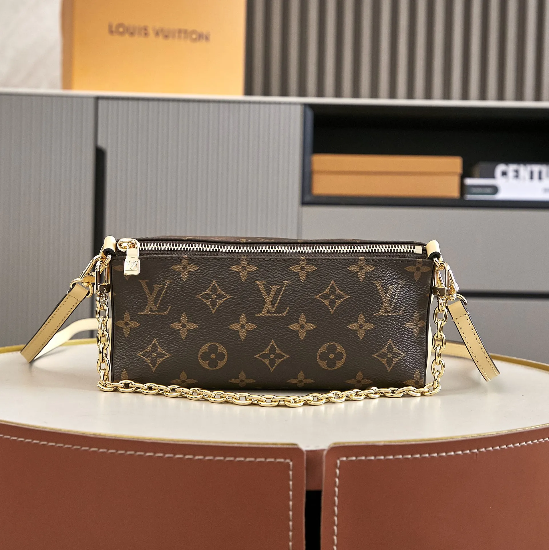 Louis Vuitton Bloom Pouch M11672 - 图片 3