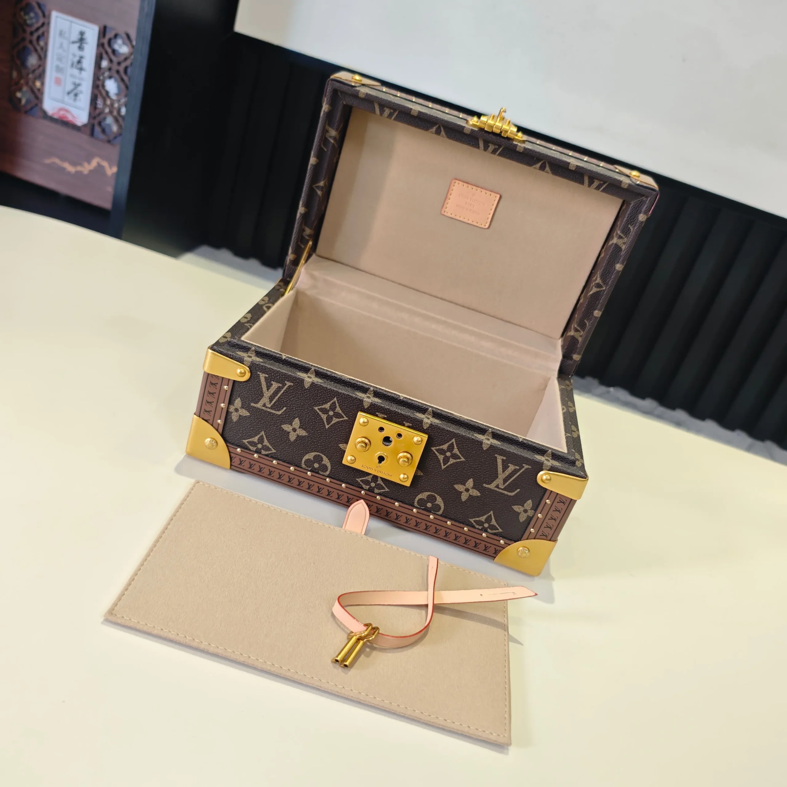 Alternative view of Louis Vuitton Coffret Trésor 24 M47003