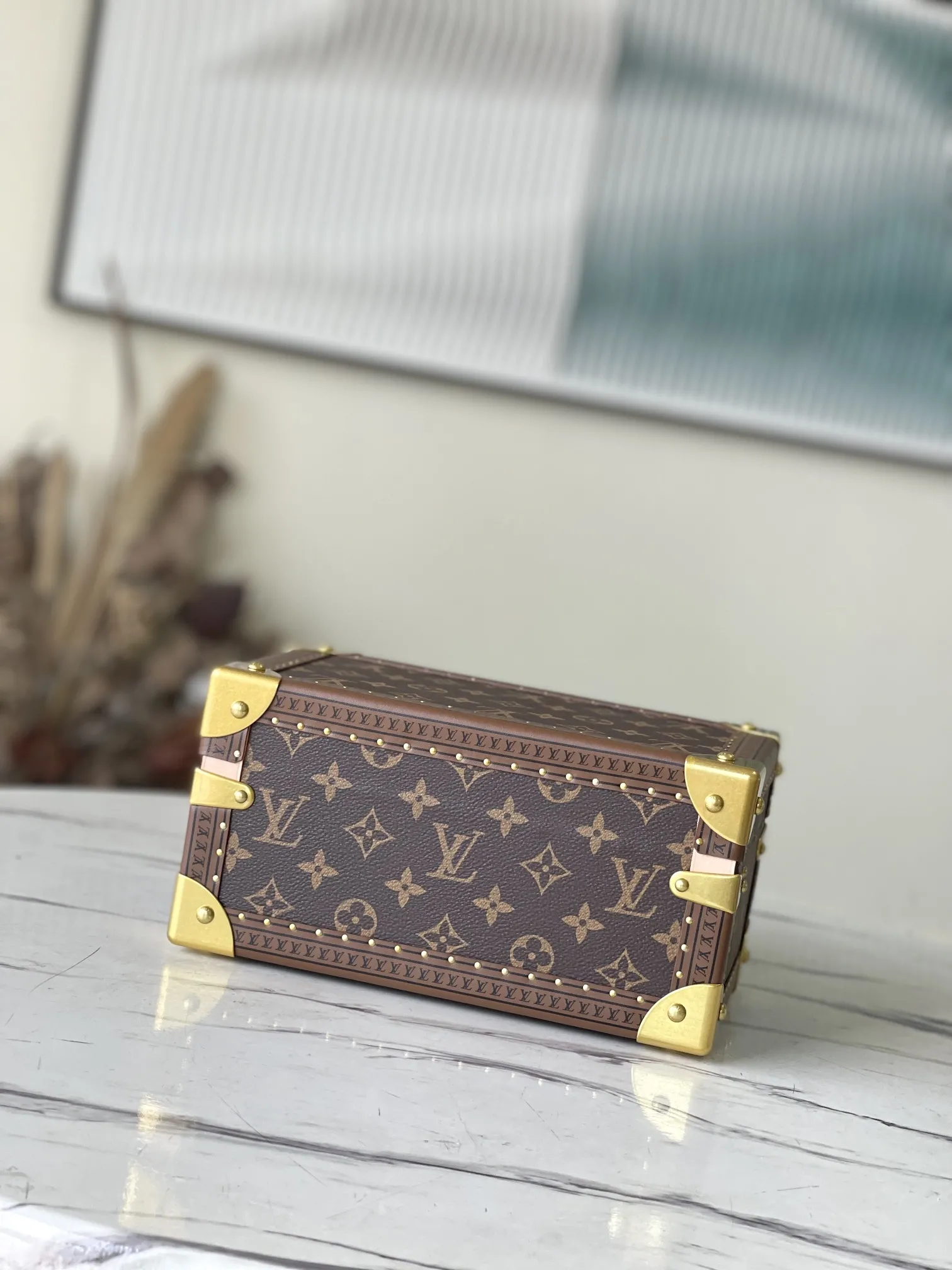 Alternative view of Louis Vuitton Coffret Trésor 24 M47023