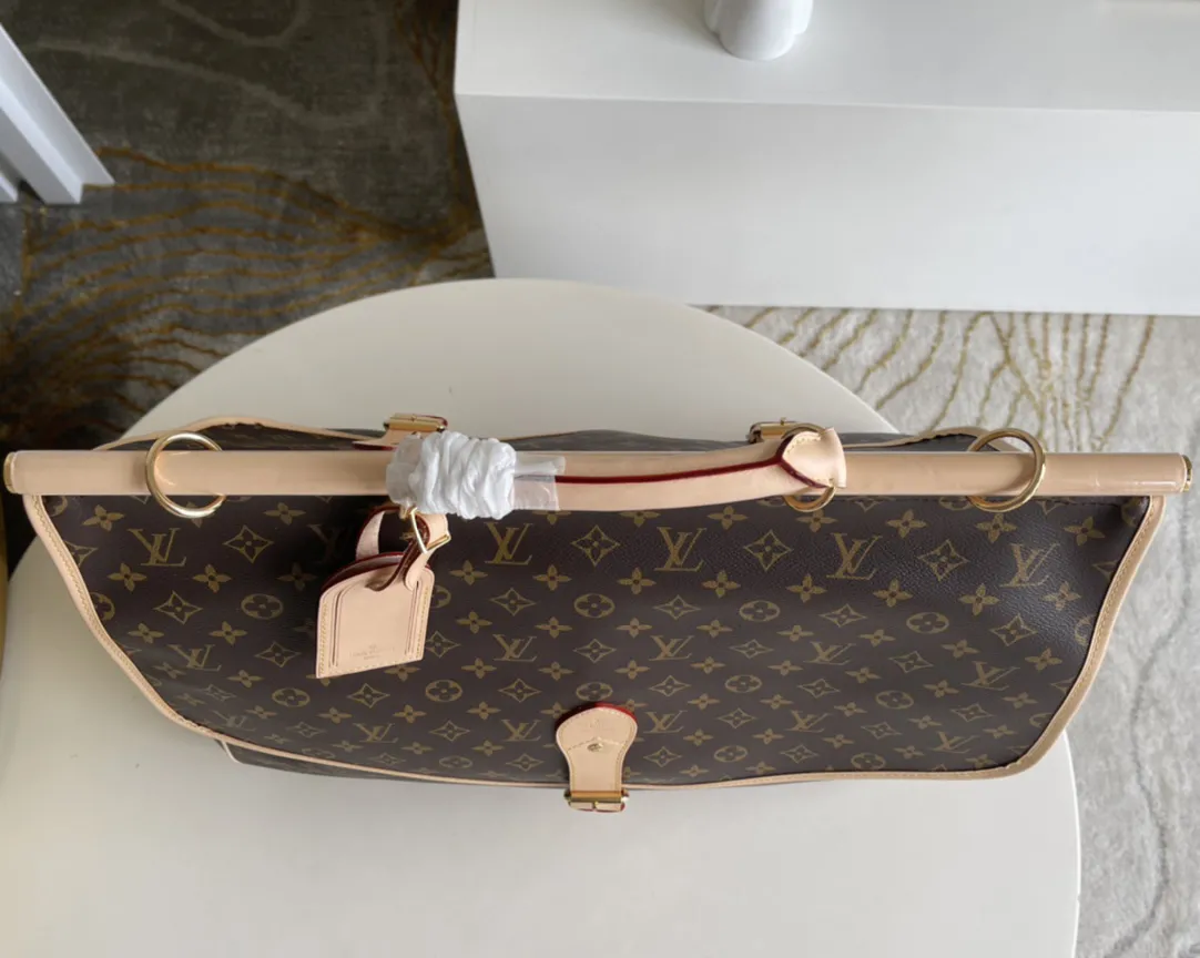 Alternative view of Louis Vuitton Hunting Bag M41140