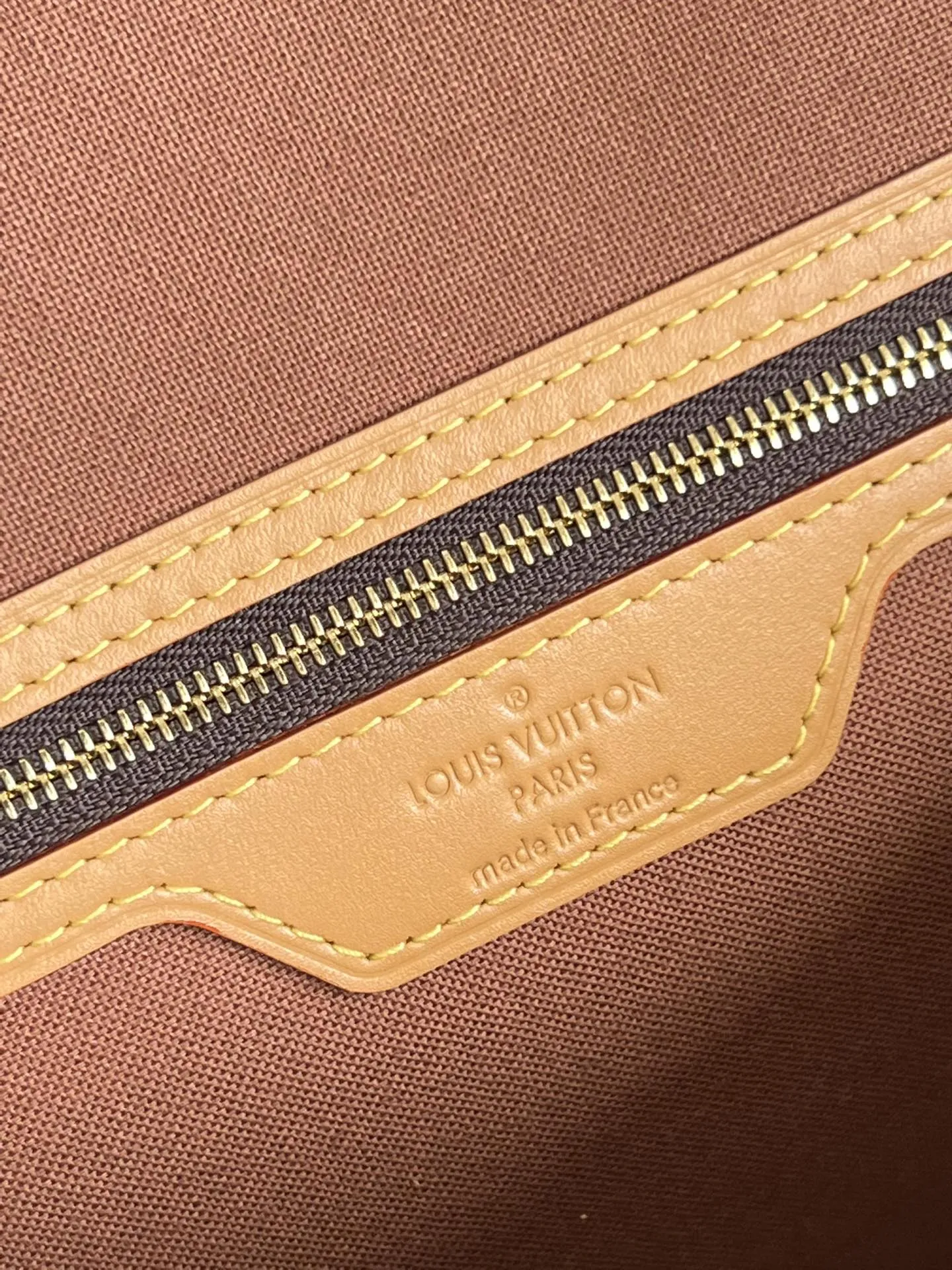 Alternative view of Louis Vuitton Gibeciere MM M51273