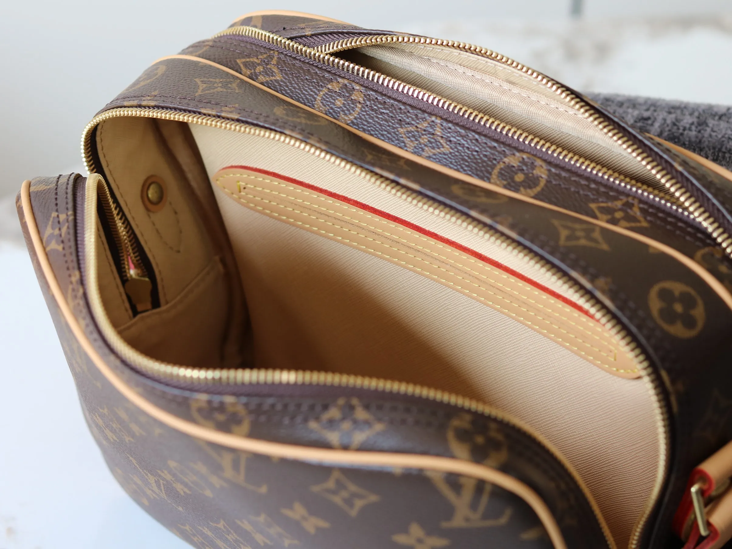 Alternative view of Louis Vuitton Reporter M45254