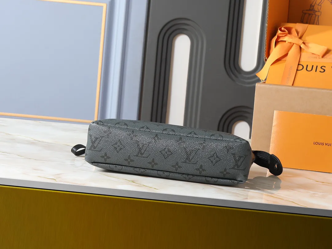 Louis Vuitton Pochette Voyage Souple M14926 - Image 5