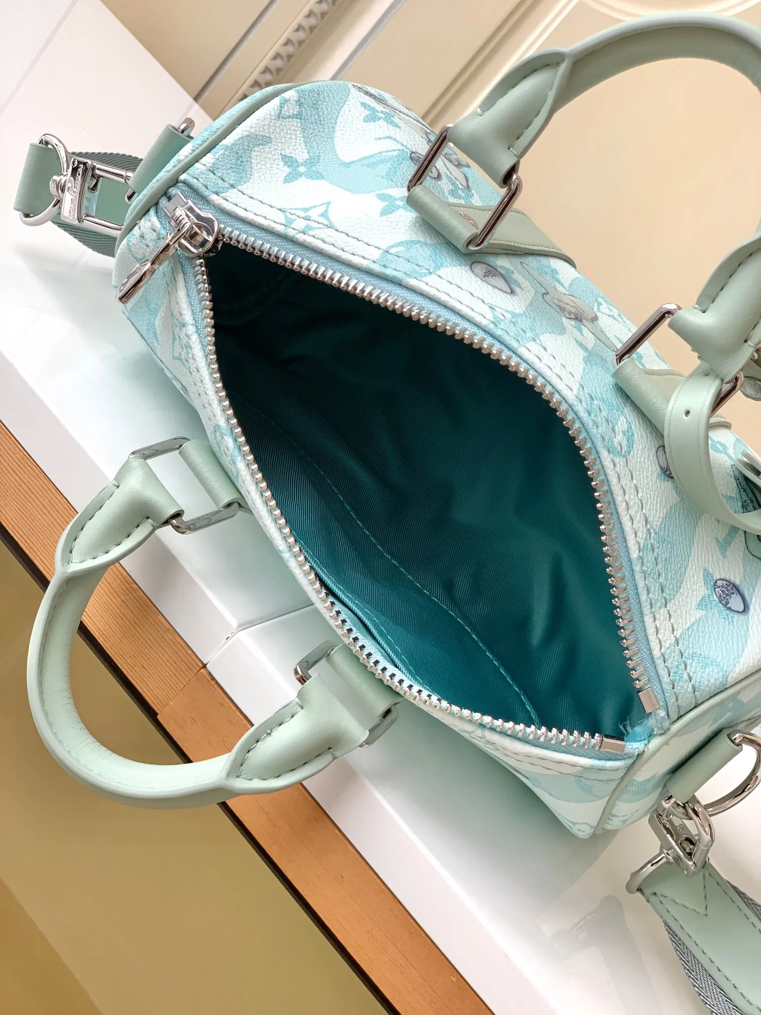 Louis Vuitton Keepall Bandoulière 25 M22527 - Image 10