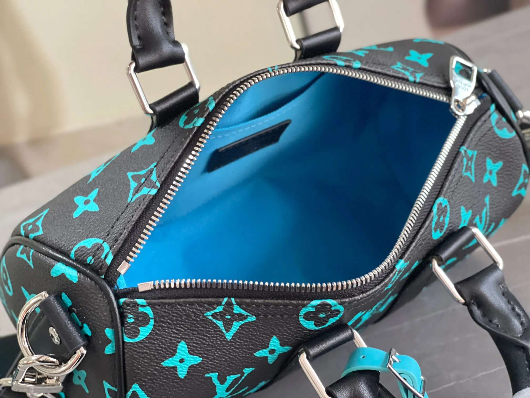 Alternative view of Louis Vuitton Keepall Bandoulière 25 M21938