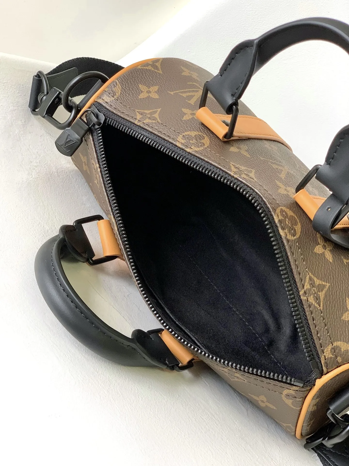 Alternative view of Louis Vuitton Keepall Bandoulière 25 M46687