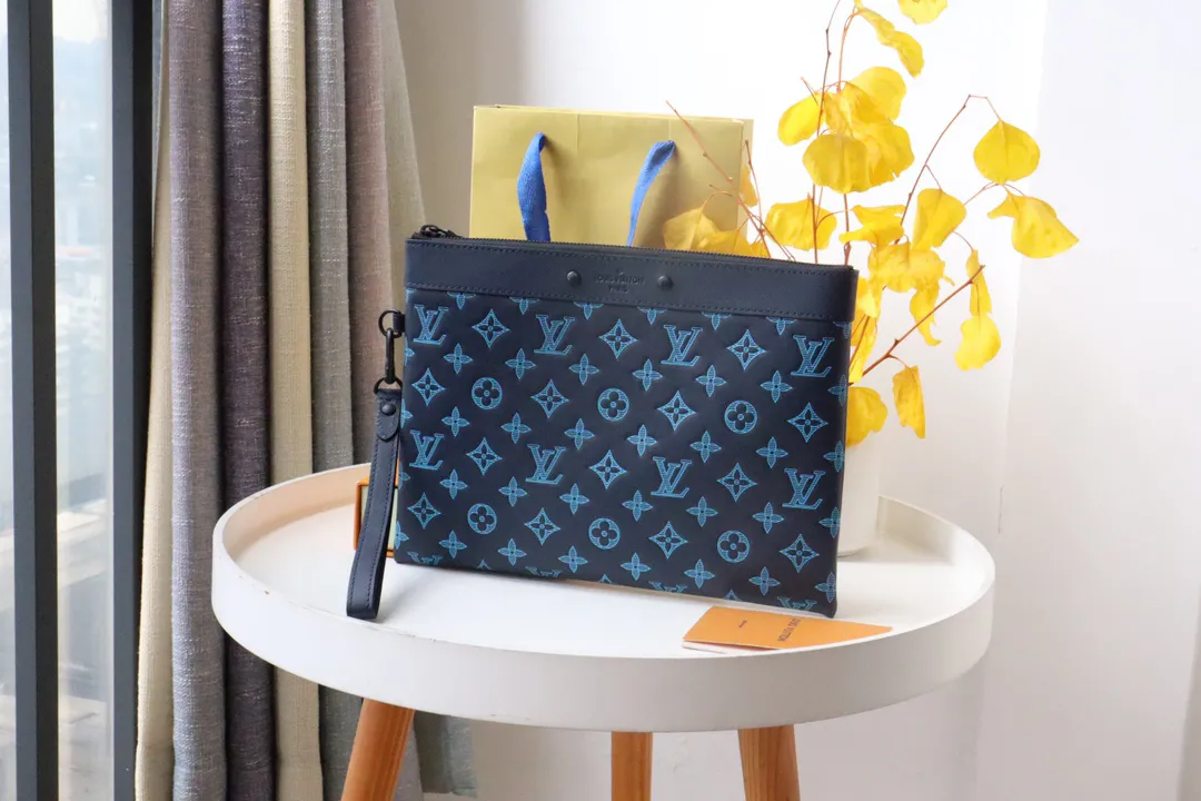 Alternative view of Louis Vuitton Pochette To-Go M82321