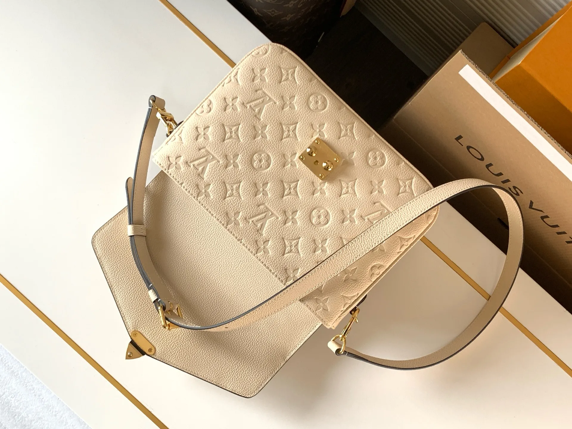 Louis Vuitton Pochette Métis M46552 - Image 9