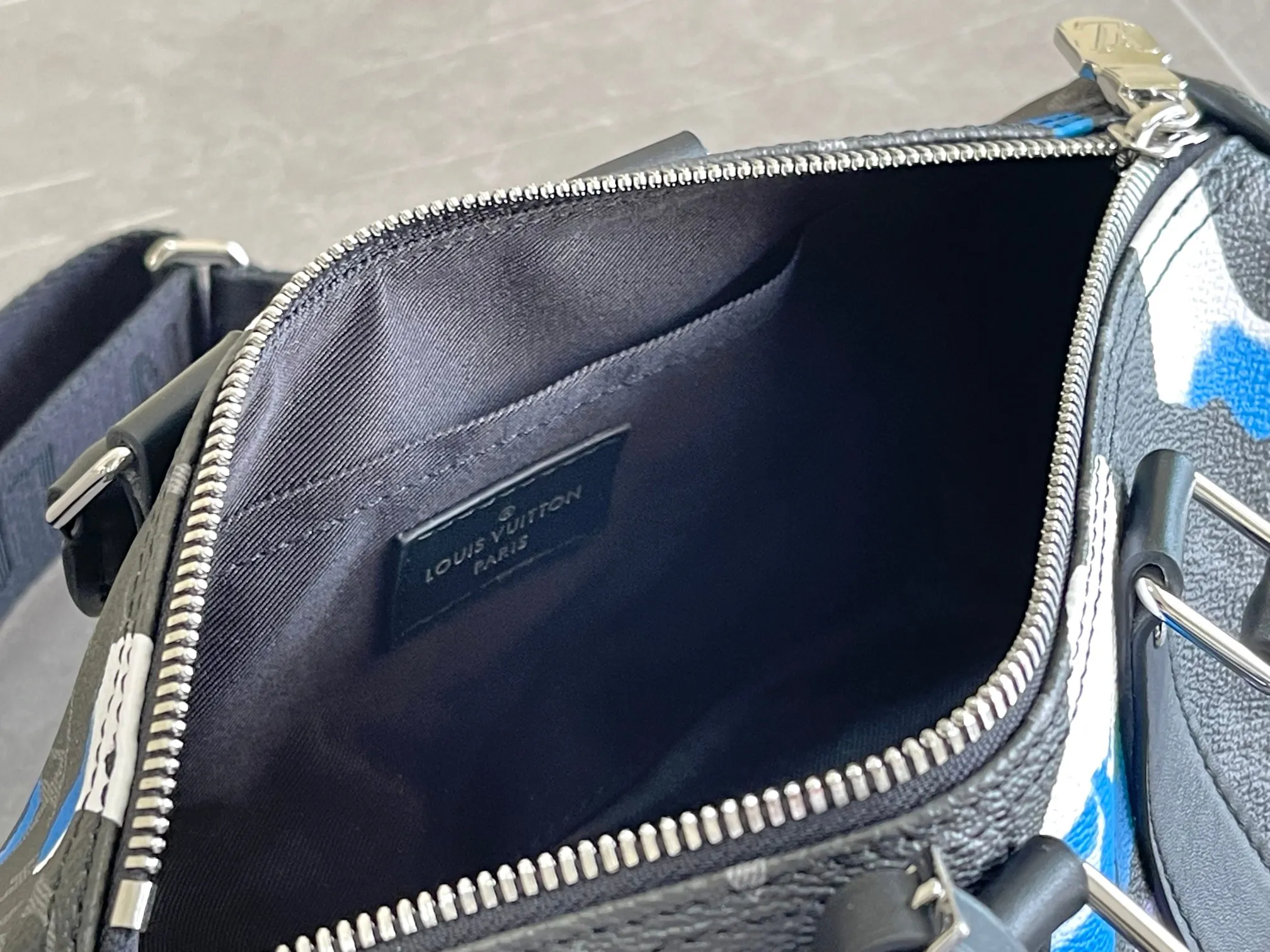 Alternative view of Louis Vuitton Keepall Bandoulière 25 M21430
