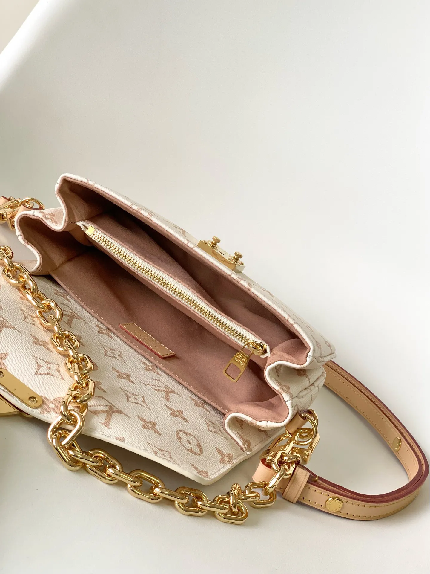 Louis Vuitton Pochette Métis East West M46914 - Image 2