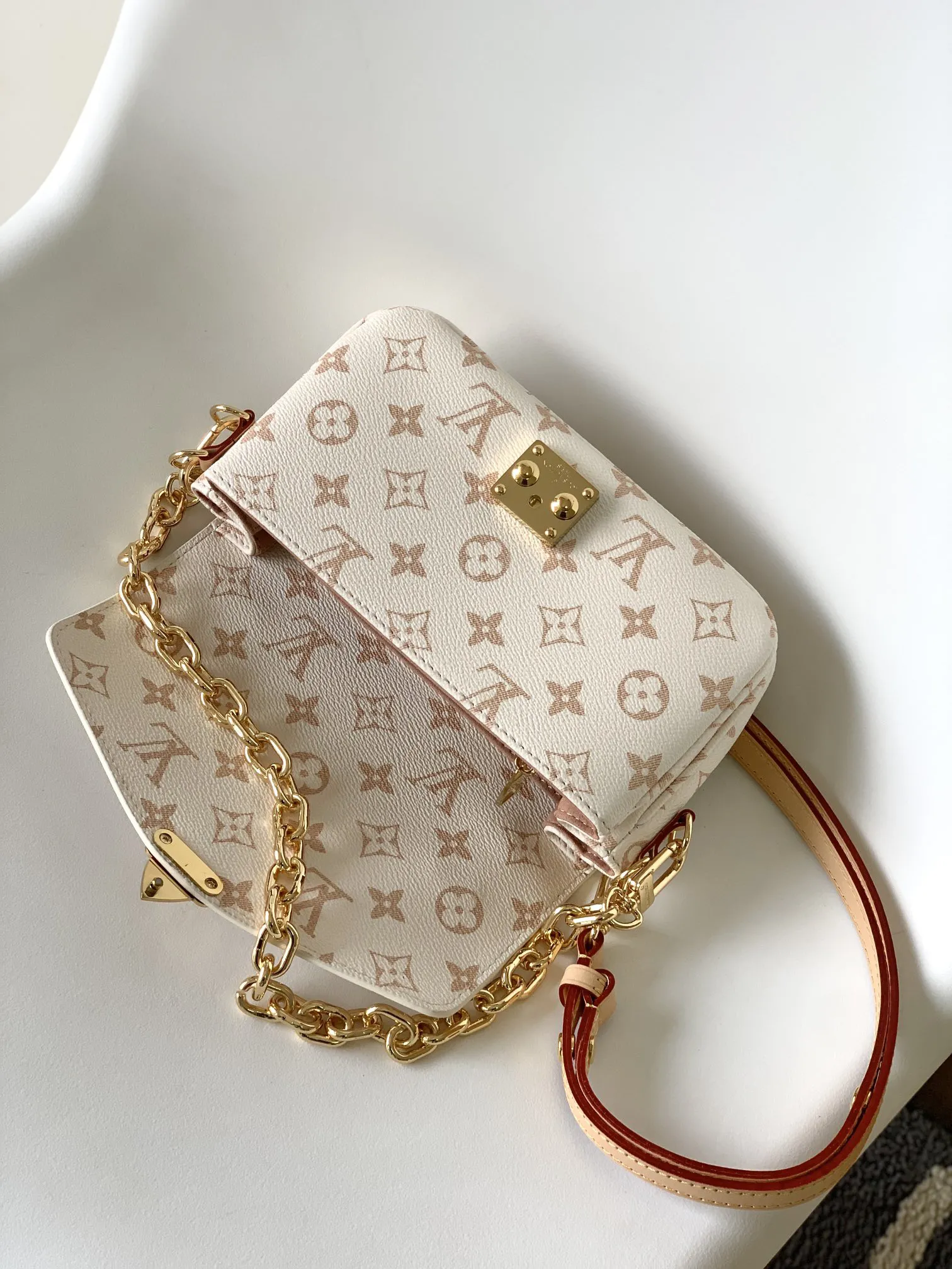 Louis Vuitton Pochette Métis East West M46914 - Image 10