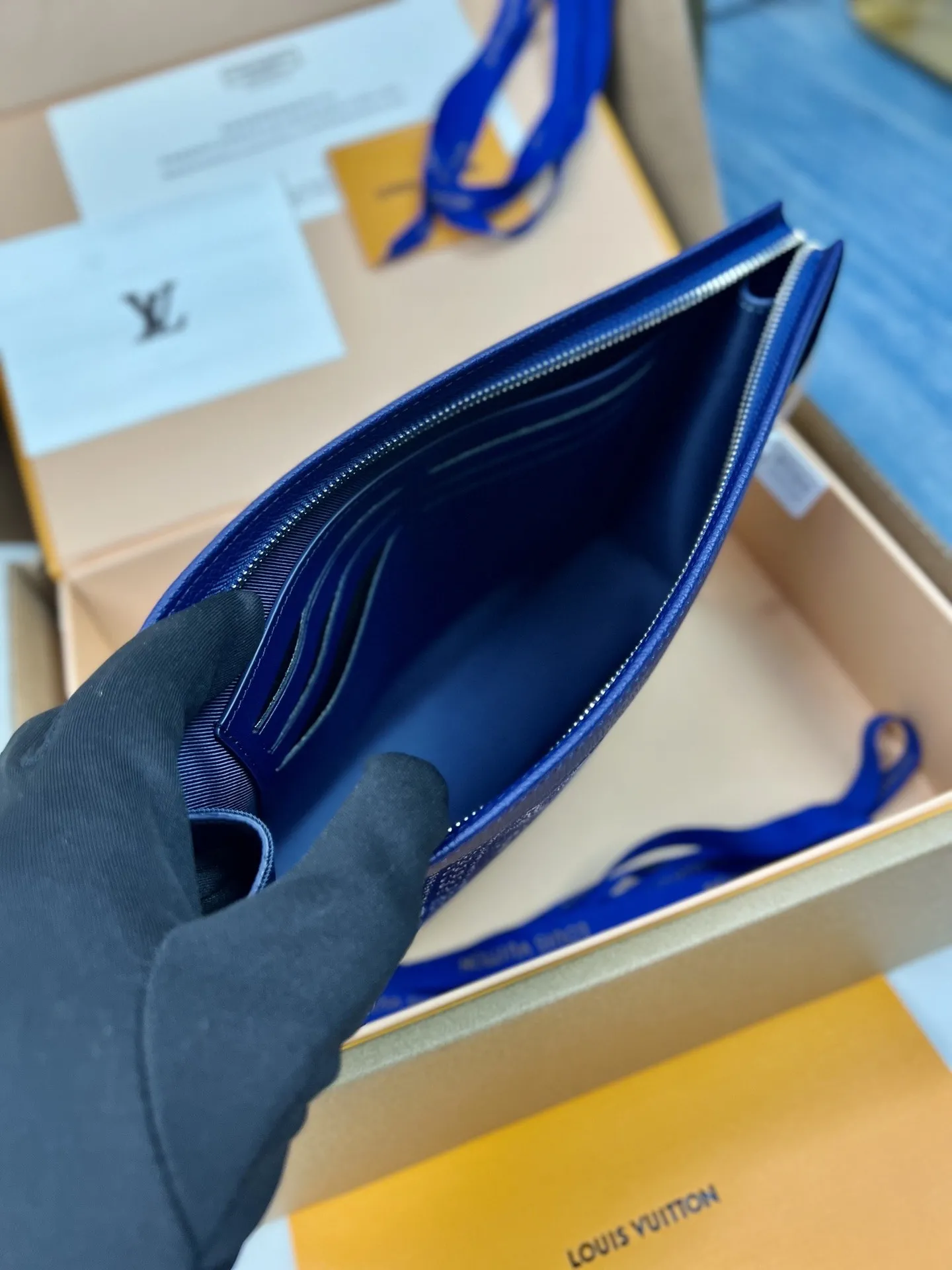 Louis Vuitton Pochette Voyage M81442 - Image 8