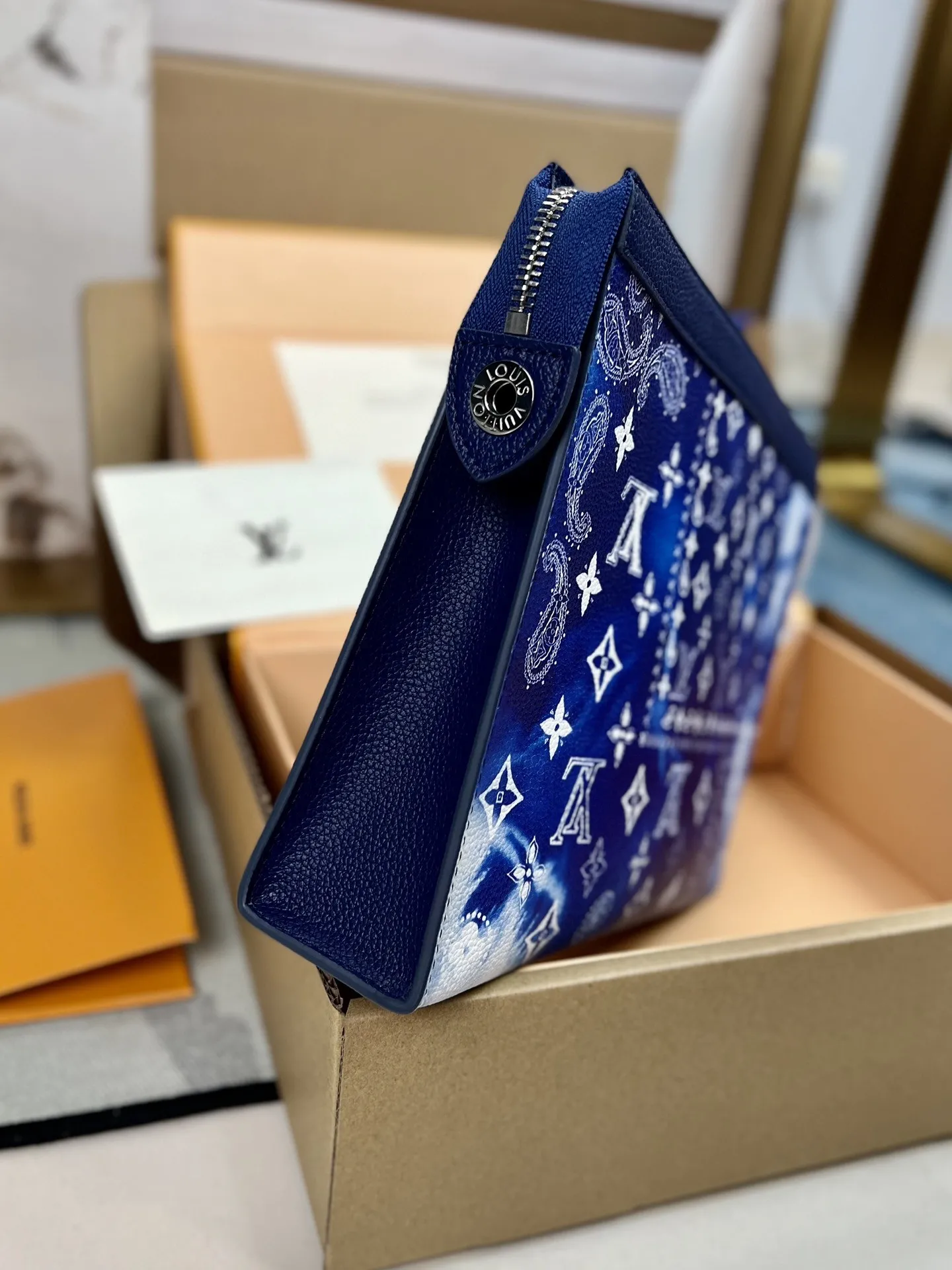 Louis Vuitton Pochette Voyage M81442 - Image 9