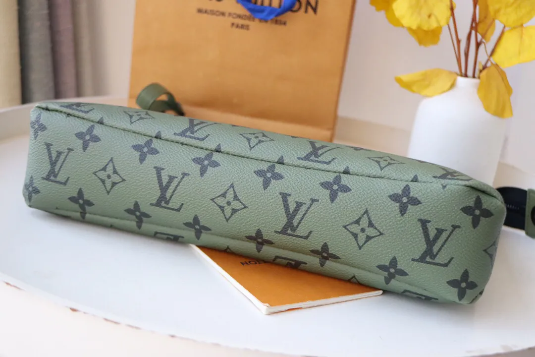 Alternative view of Louis Vuitton Pochette Voyage Souple M82800