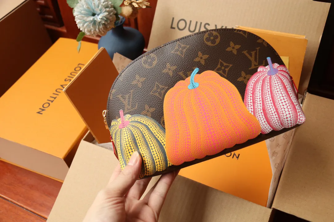 Louis Vuitton LVxYK Pochette Cosmétique GM M46472 - Image 5
