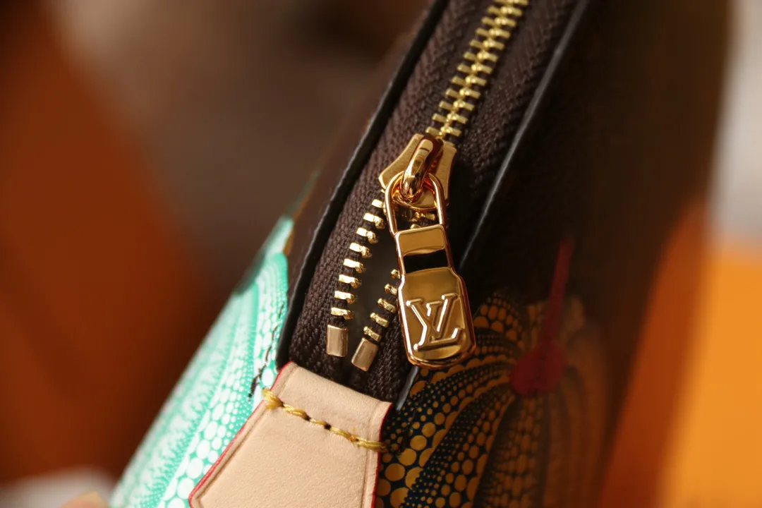 Louis Vuitton LVxYK Pochette Cosmétique GM M46472 - Image 6