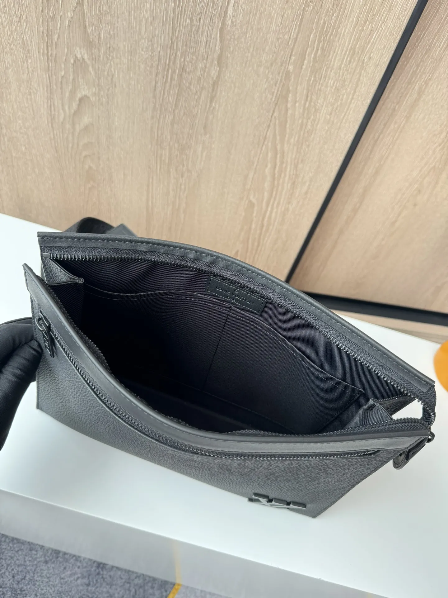 Louis Vuitton Messenger Voyage M59329 - Image 10