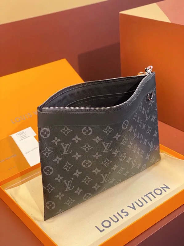 Alternative view of Louis Vuitton Pochette Apollo M62291