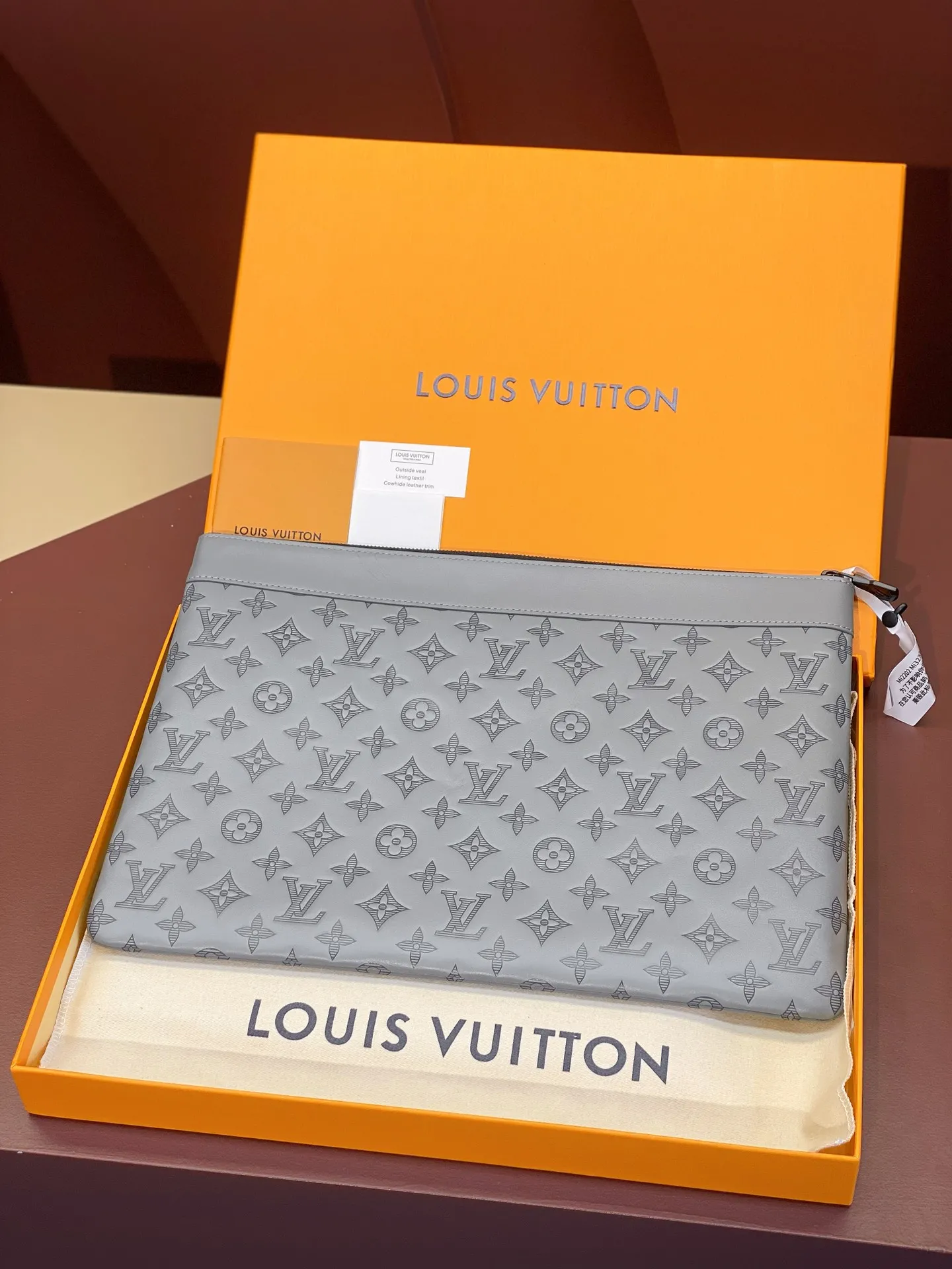 Alternative view of Louis Vuitton Pochette Discovery M81385