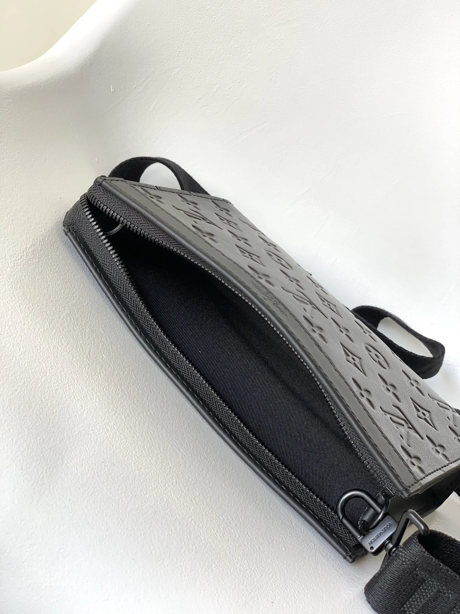 Alternative view of Louis Vuitton Gaston Wearable Wallet M81115
