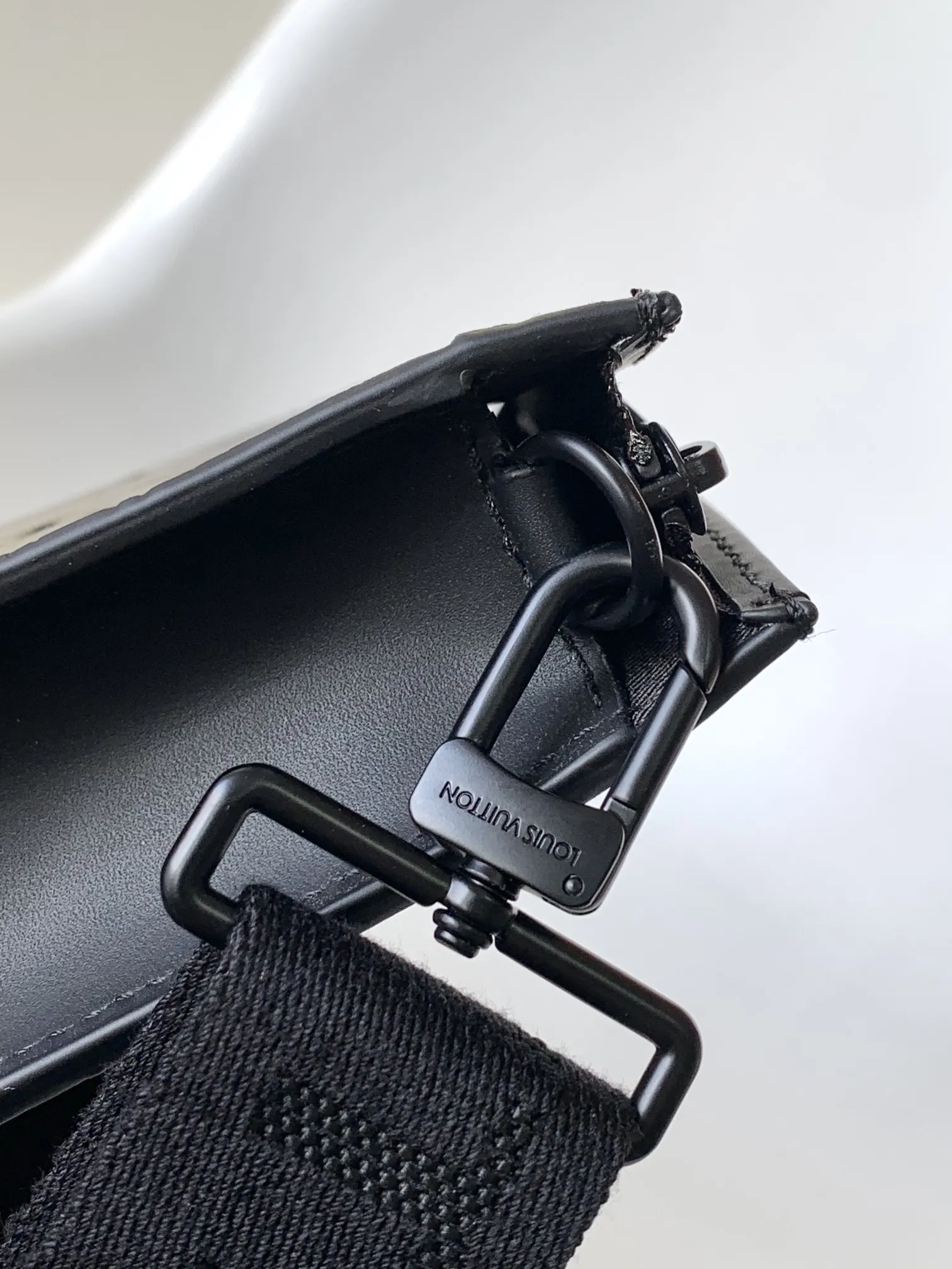 Louis Vuitton Gaston Wearable Wallet M81115 - Image 8
