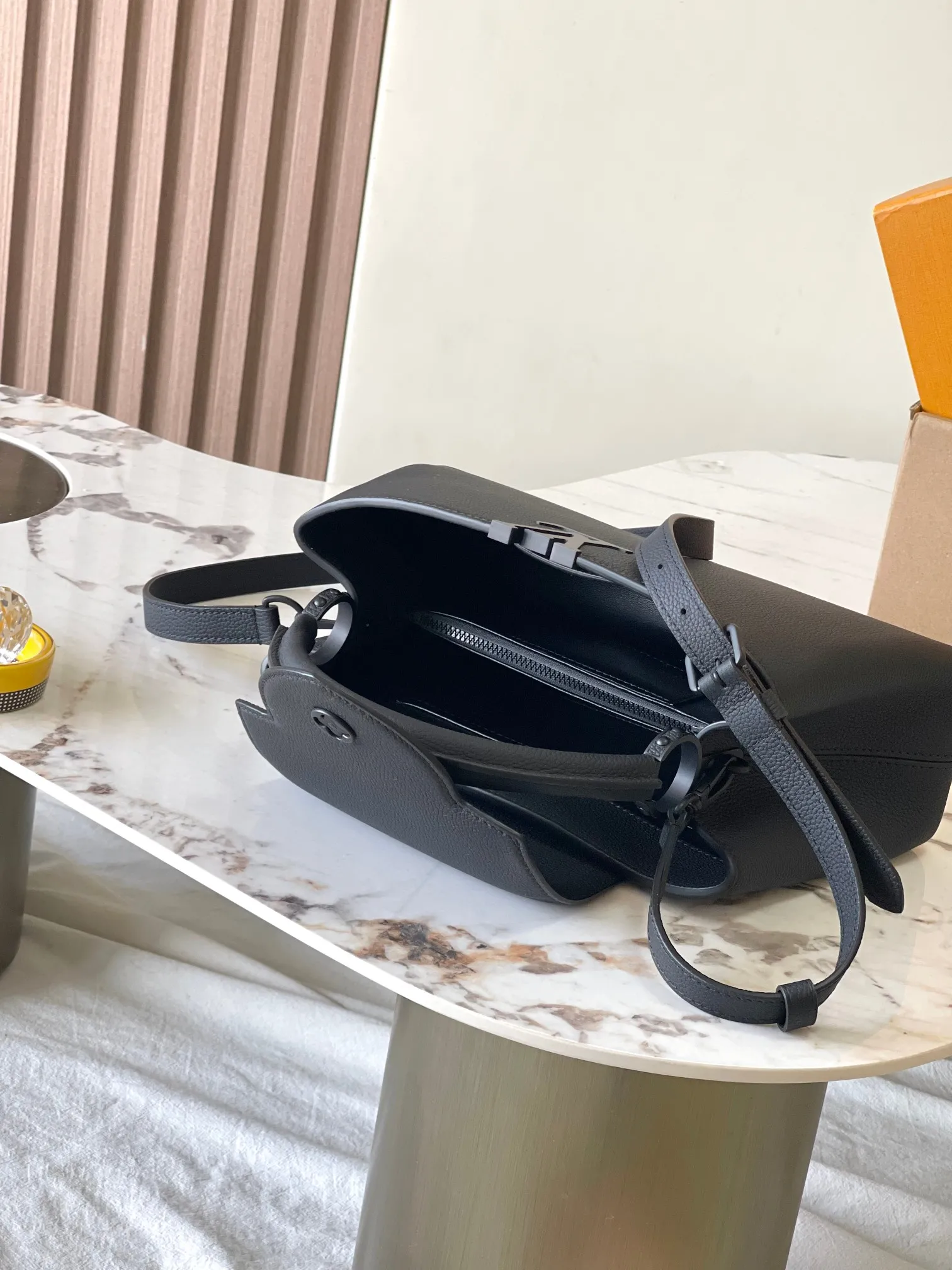 Louis Vuitton Capucines East-West MM M23947 - 图片 7