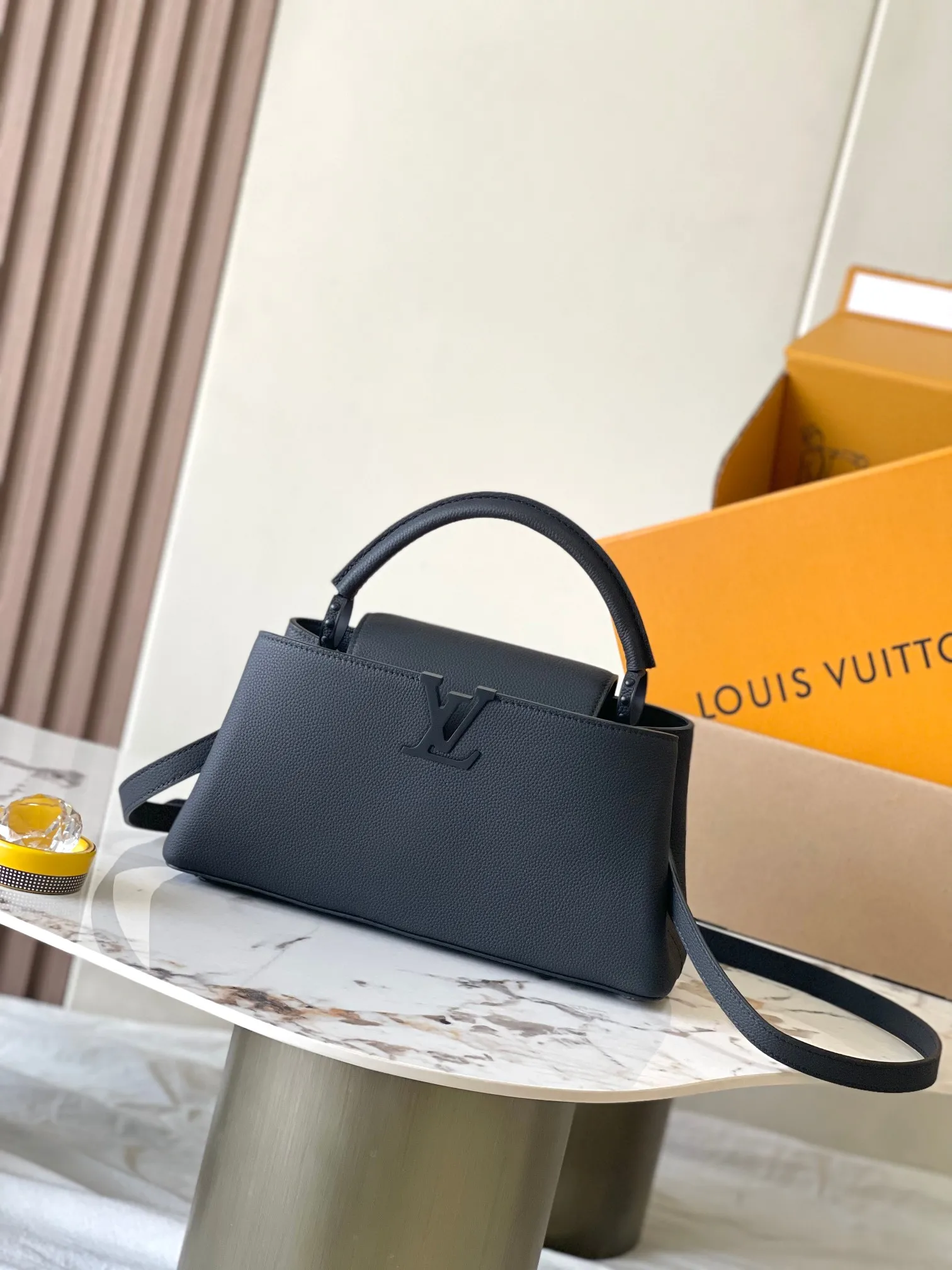 Louis Vuitton Capucines East-West MM M23947 - 图片 9
