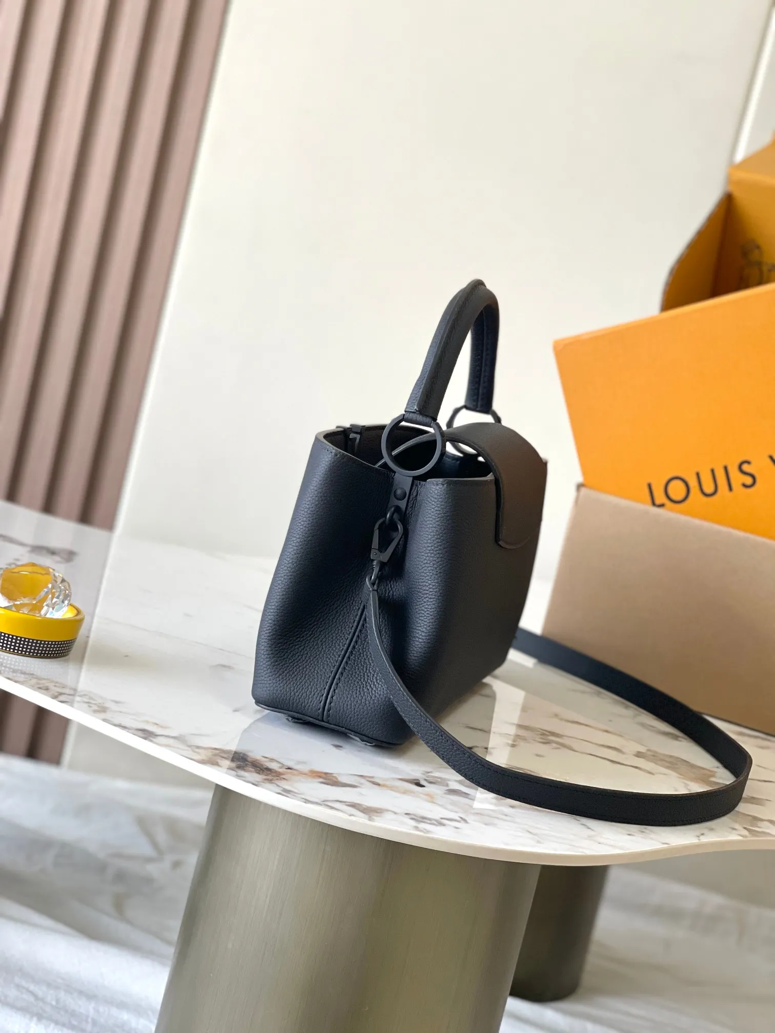 Louis Vuitton Capucines East-West MM M23947 - 图片 10