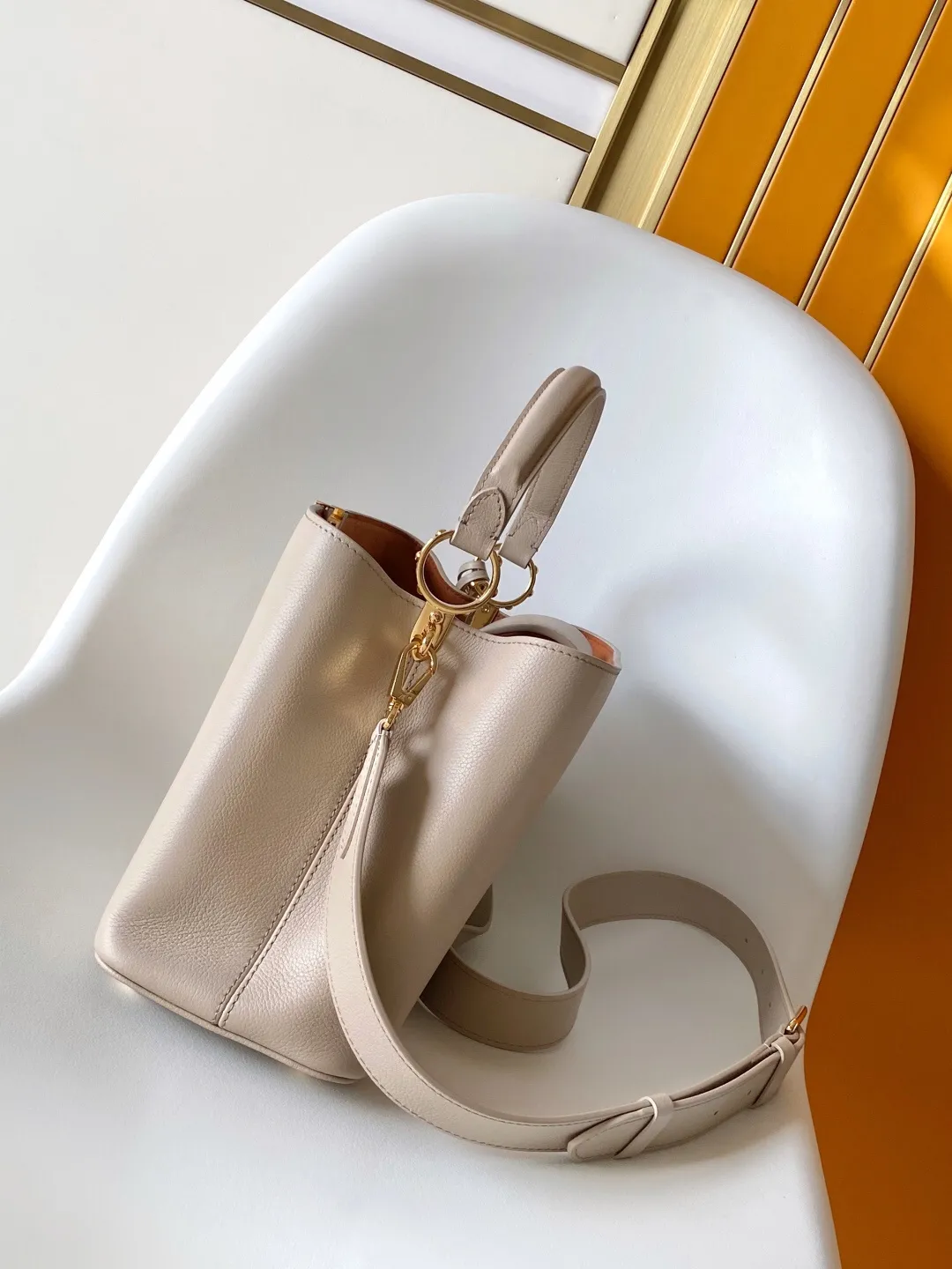 Louis Vuitton Capucines MM Souple M12929 - 图片 4