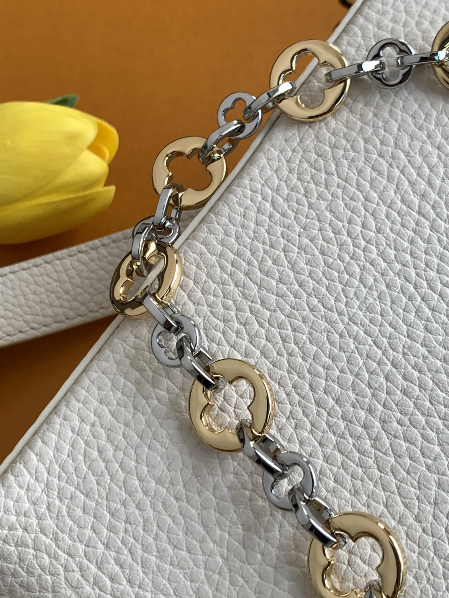 Alternative view of Louis Vuitton Capucines Mini M12938
