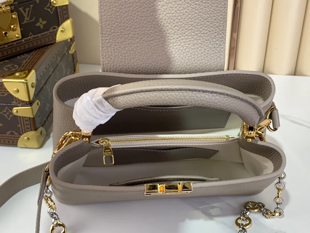 Alternative view of Louis Vuitton Capucines MM M12935