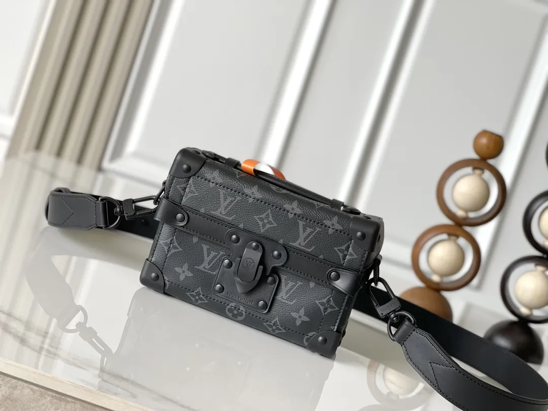 Alternative view of Louis Vuitton Soul Trunk M11743