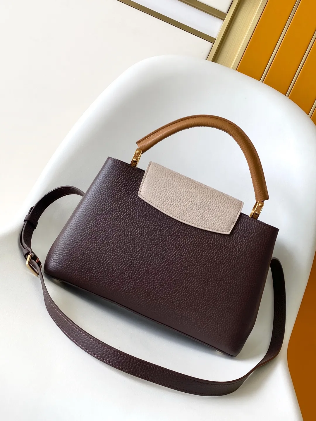 Alternative view of Louis Vuitton Capucines MM M12952
