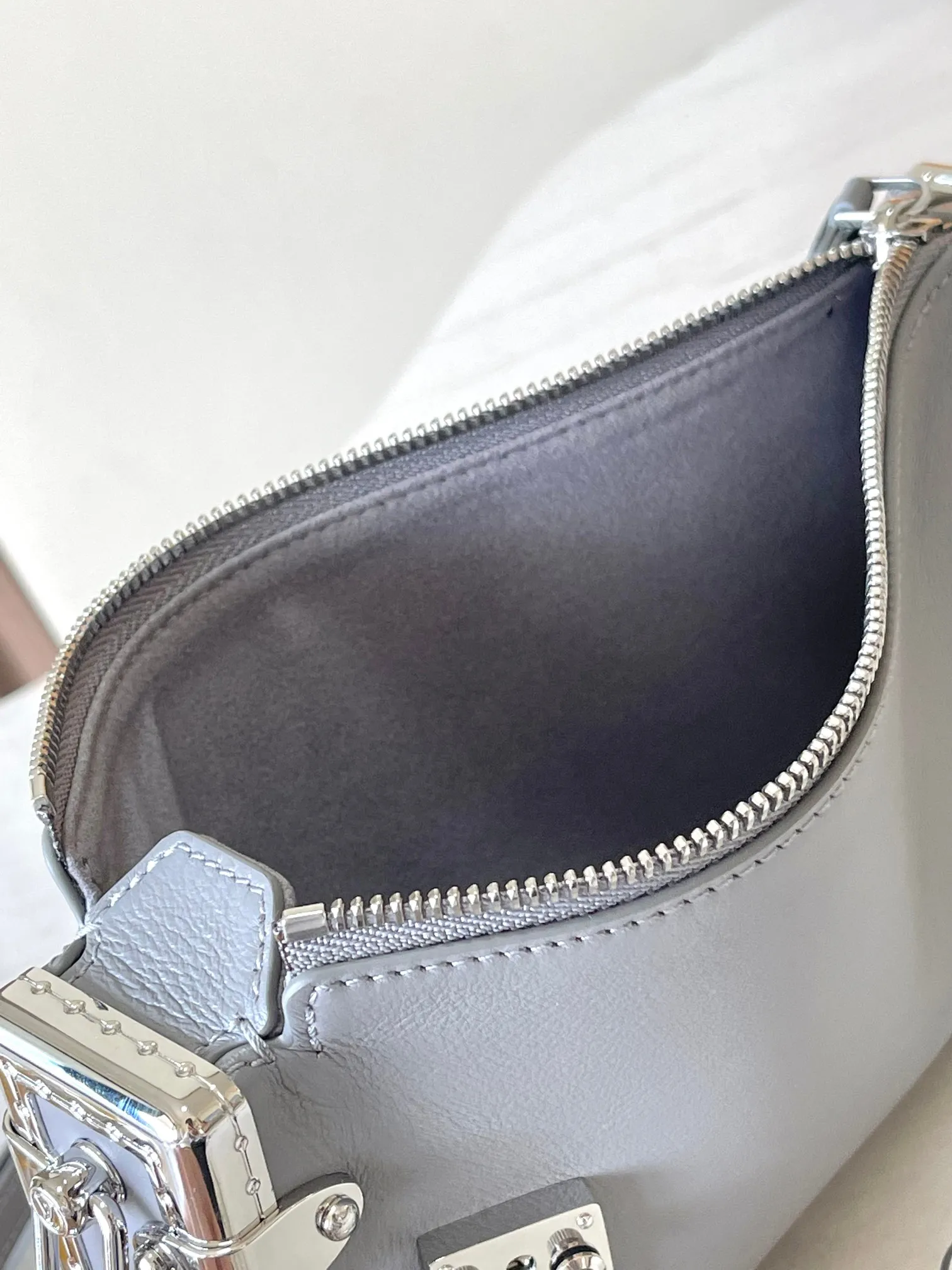 Alternative view of Louis Vuitton Slim Trunk M12596