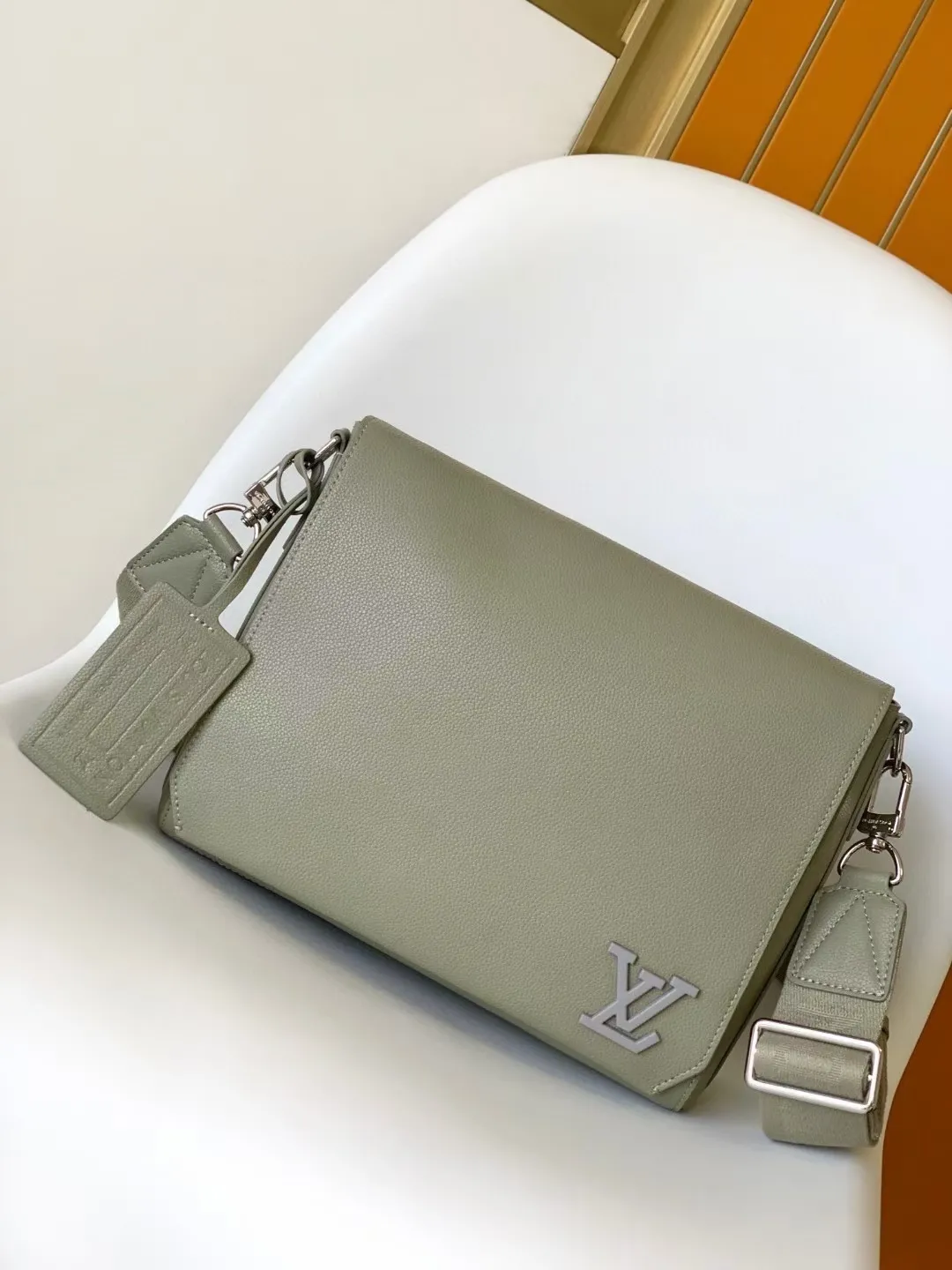 Louis Vuitton Takeoff Messenger M22505 - 图片 3