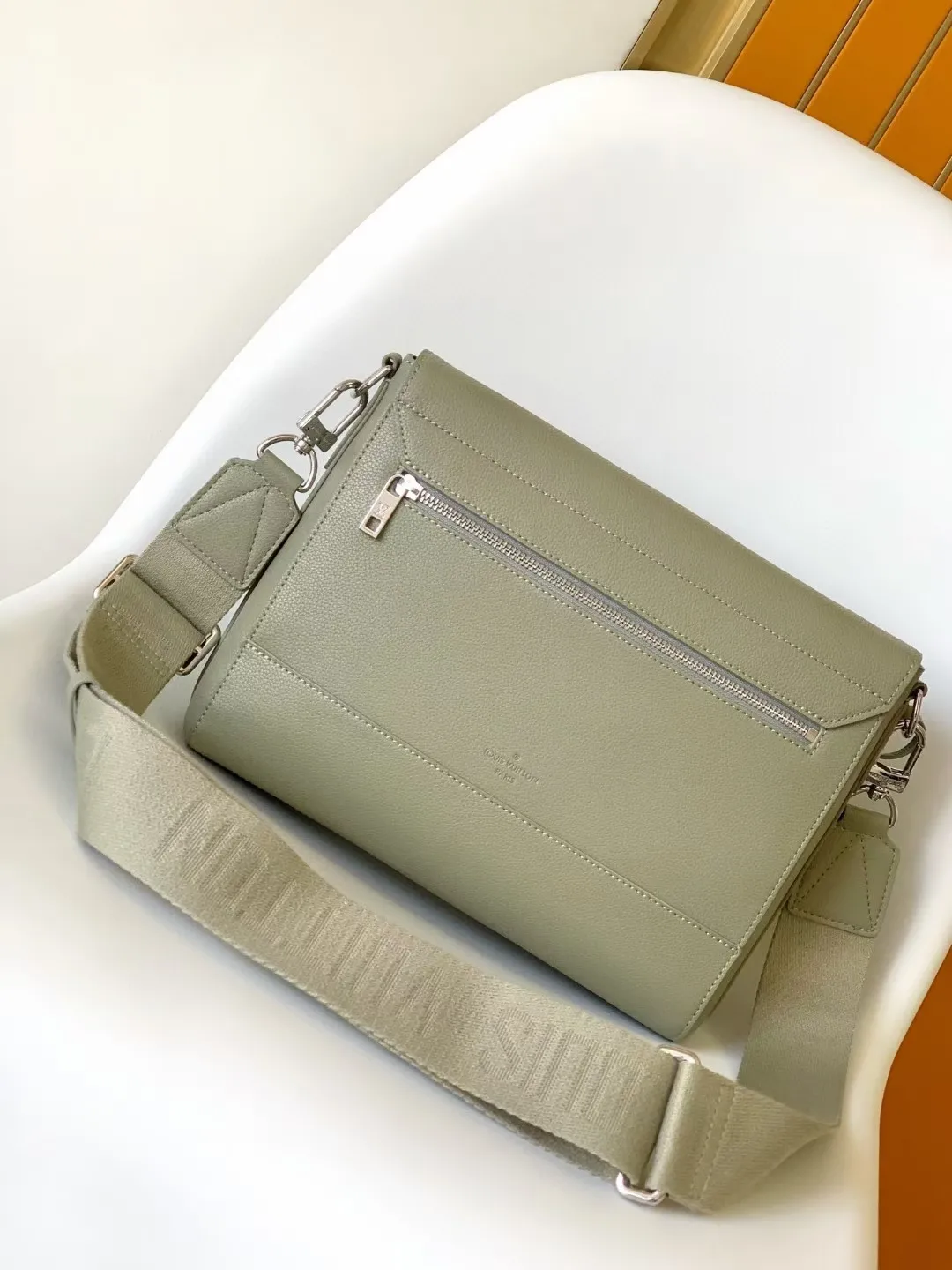 Louis Vuitton Takeoff Messenger M22505 - 图片 5