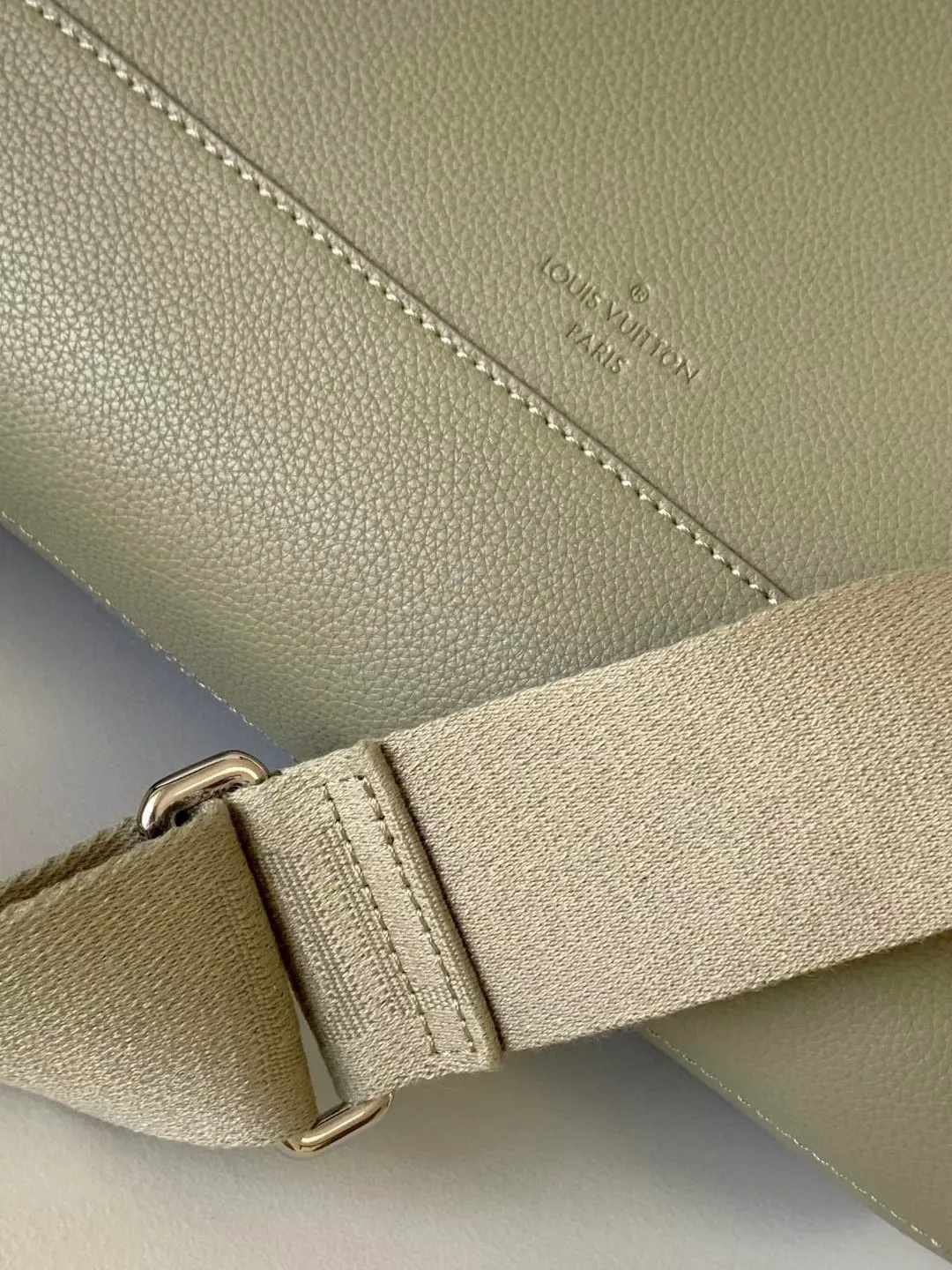 Louis Vuitton Takeoff Messenger M22505 - 图片 8